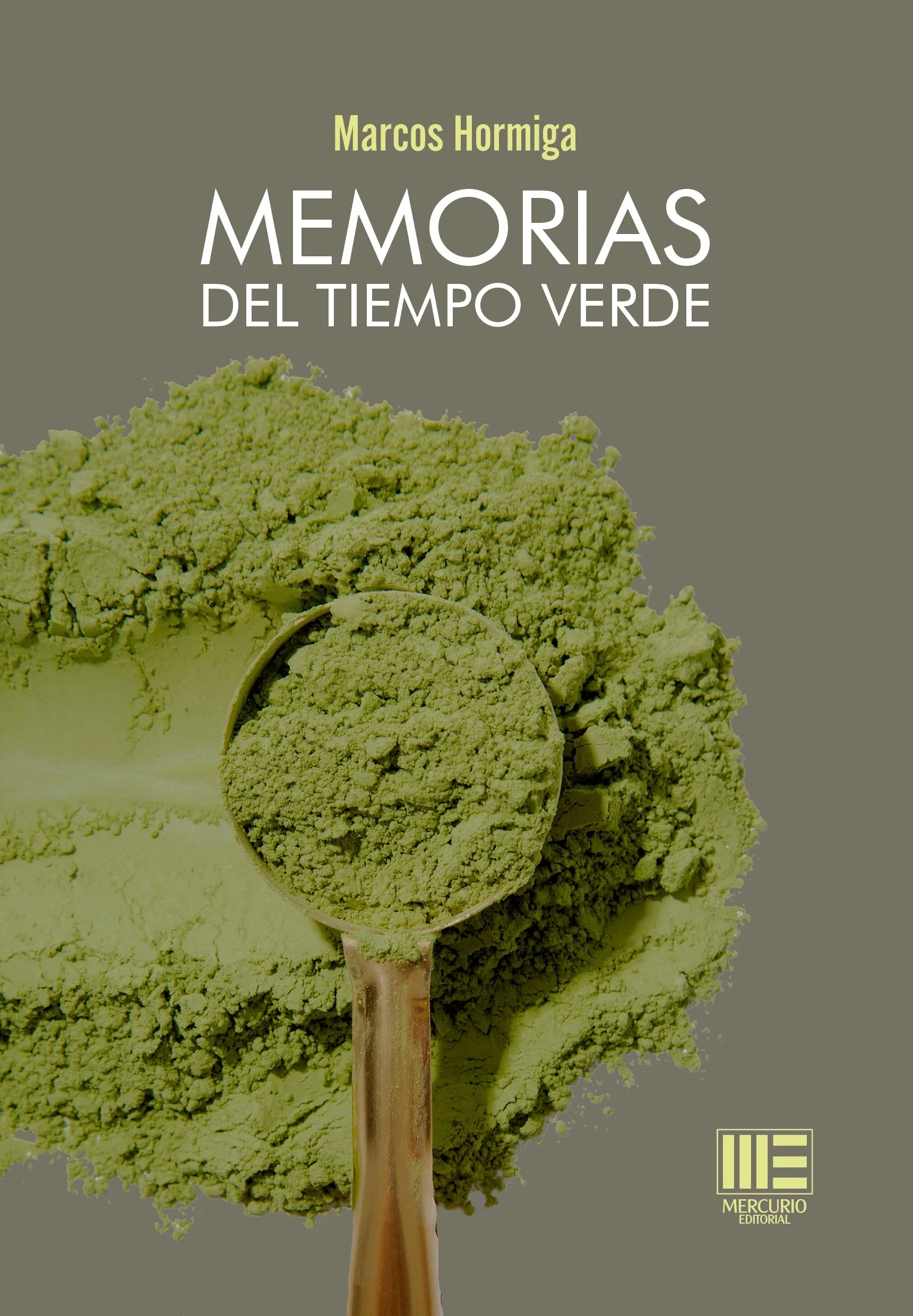 Portada del libro titulado 'Memorias del tiempo verde' de Marcos Hormiga, con una imagen de polvo o pigmento en tonos verdes y una cuchara, y un fondo gris.
