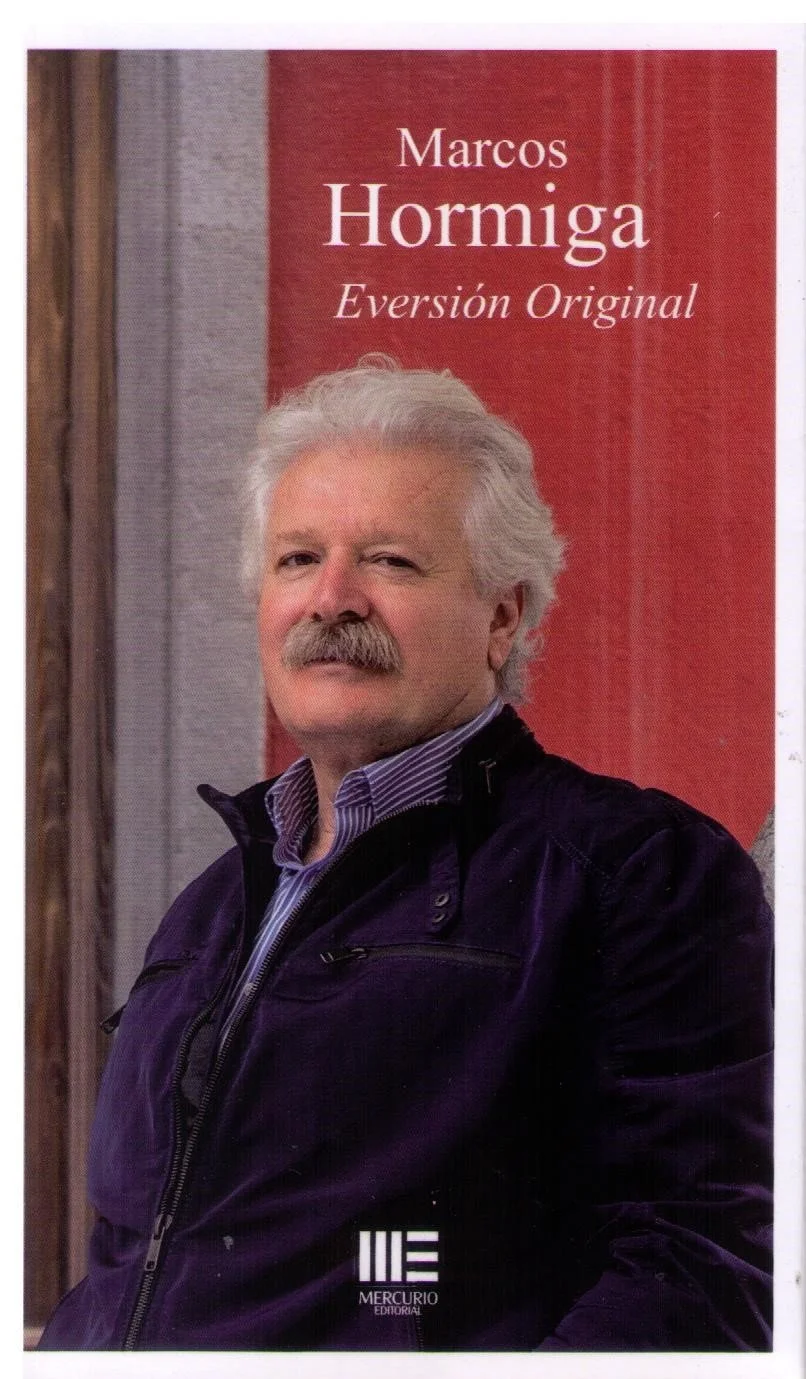 Portada de libro con la imagen de un hombre de cabello y bigote canosos, vestido con una chaqueta negra y camisa a rayas, en un fondo rojo con texto en español que dice 'Marcos Hormiga, Eversión Original'.