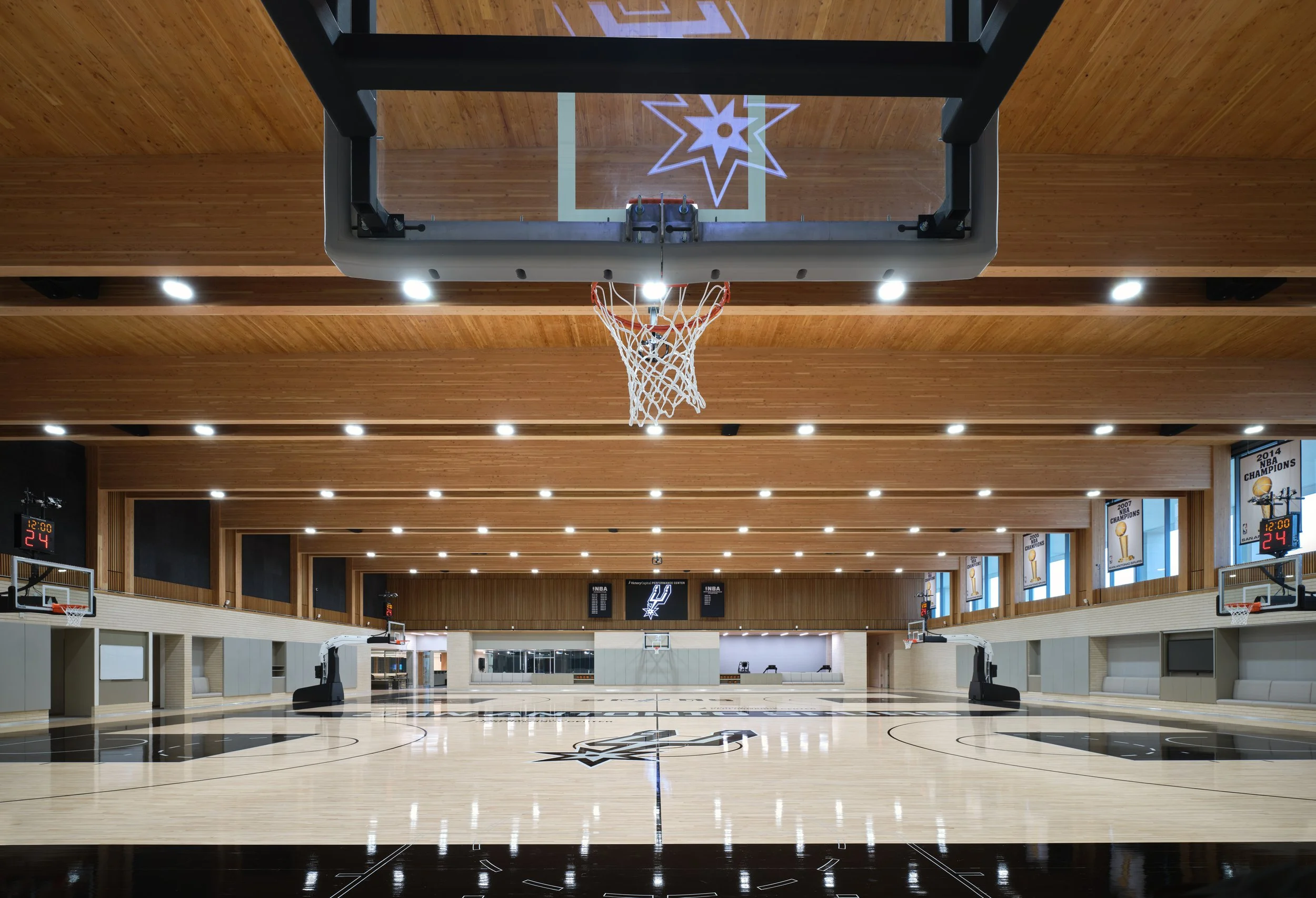 P23638_00_SpursPerfCtr_N34_printmedium.jpg