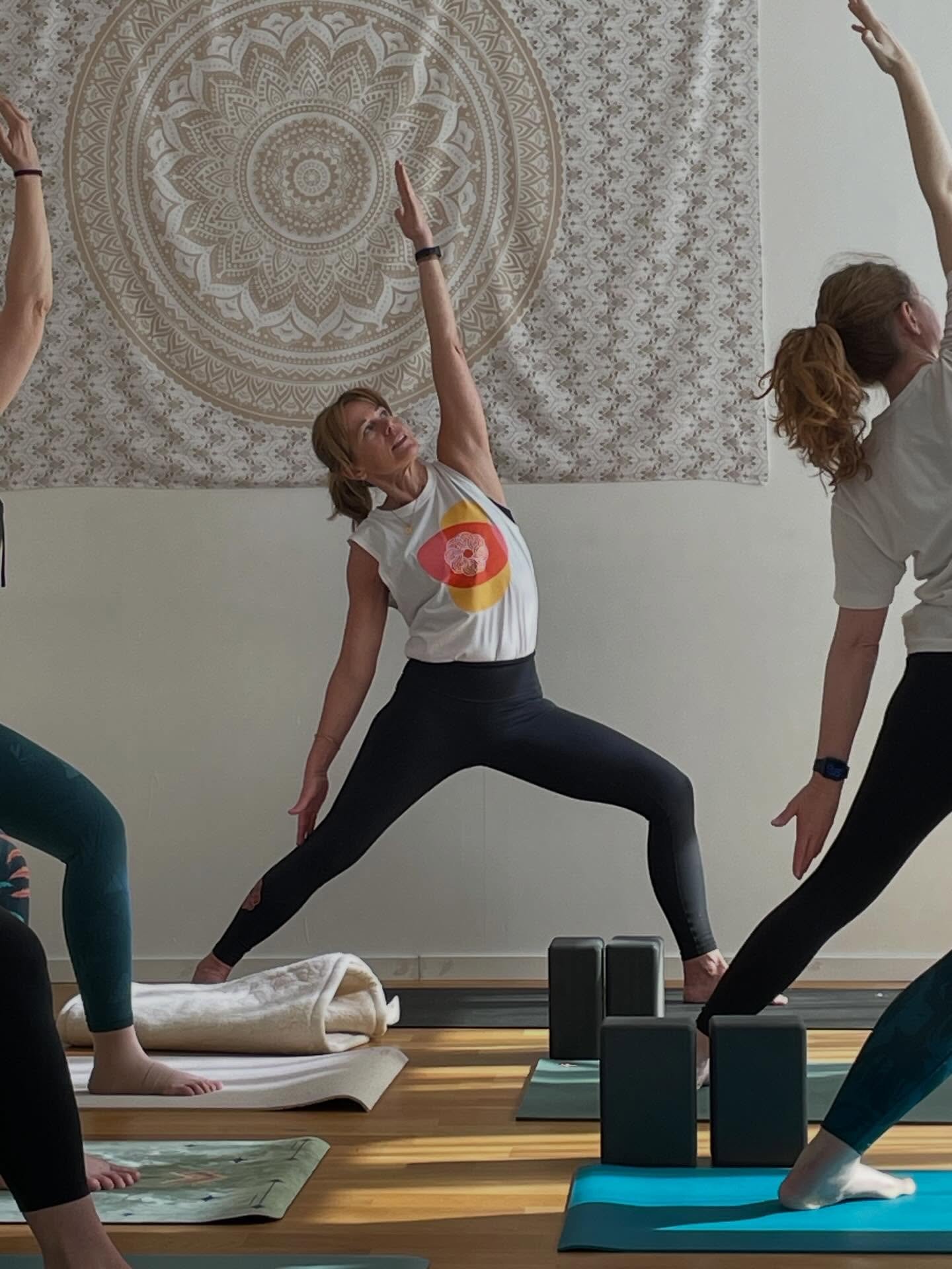 🙏Tack till alla er som deltog i andra delen av v&aring;r f&ouml;rdjupning i Ashtangayoga. 
🙏Tack @maria_olsten och @calmavitayoga  f&ouml;r att du och jag f&aring;r m&ouml;jlighet att undervisa tillsammans. 🙏Tack till gruppen f&ouml;r er nyfikenhe