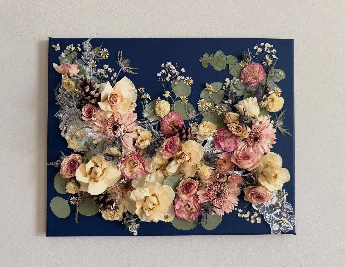 For your midday scroll&hellip; I&rsquo;m excited to share this 16 x 20 piece which is so much more than just preserved flowers&hellip; it&rsquo;s a collection of the day&rsquo;s best details. I wanted to build something that really felt like &ldquo;t