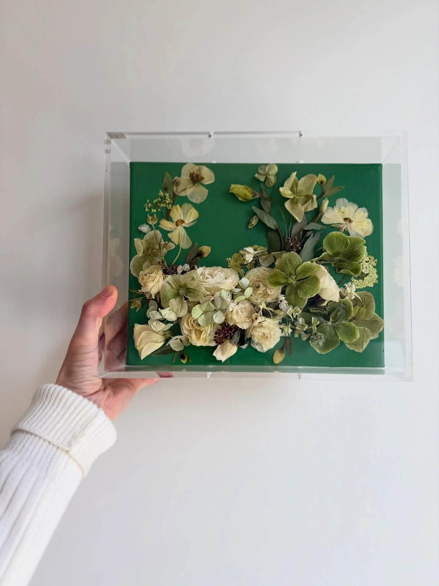 Green and white. Fresh and clean. Feels like Augusta in April&hellip; and I don&rsquo;t even watch golf. ⛳️ 🤷&zwj;♀️ This cute little 8x10 features hellebores, spray roses, viburnum, ranunculus, hydrangea and I know I&rsquo;m forgetting a few other 
