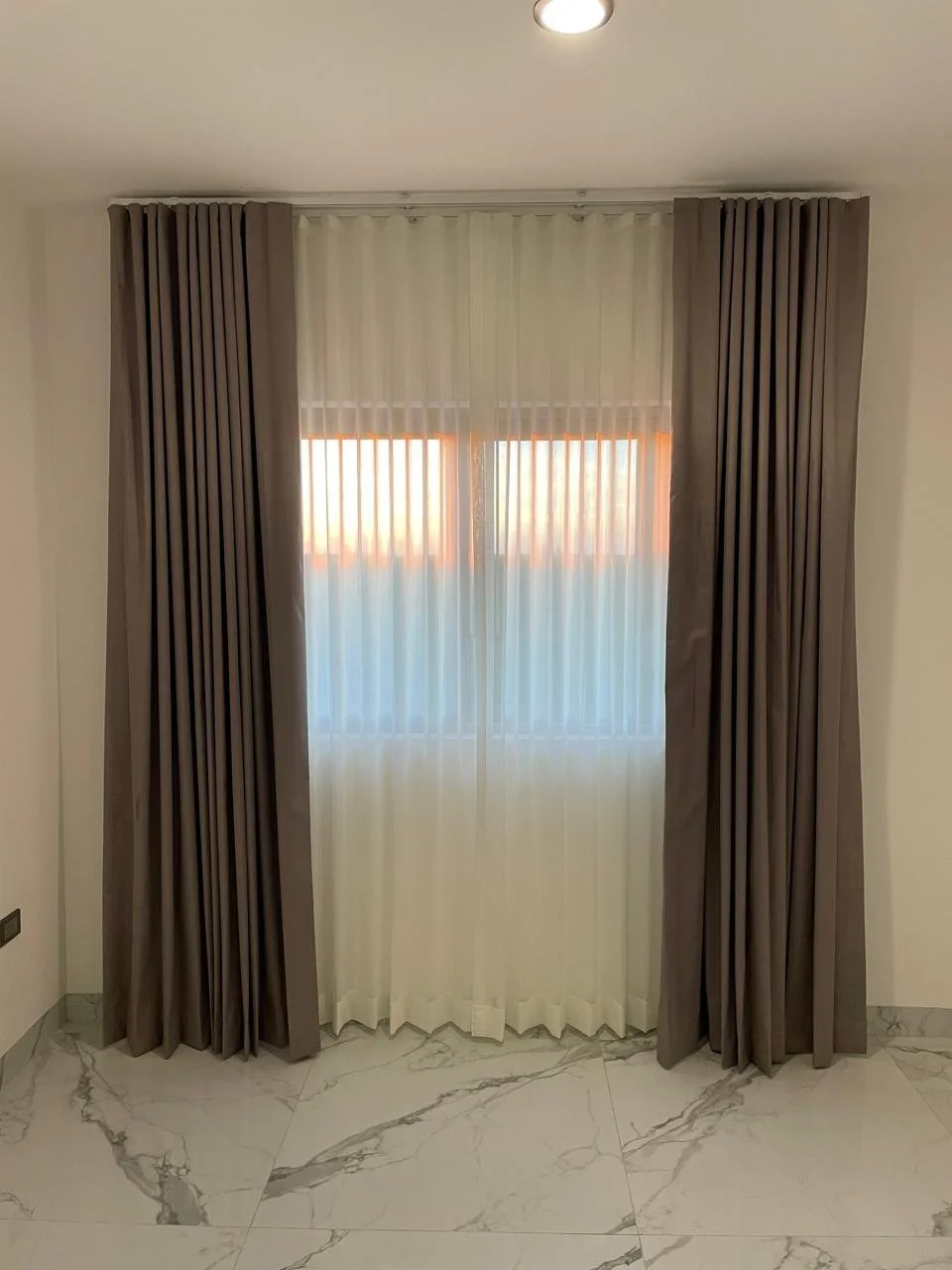 Juego de cortinas transparentes y blackout