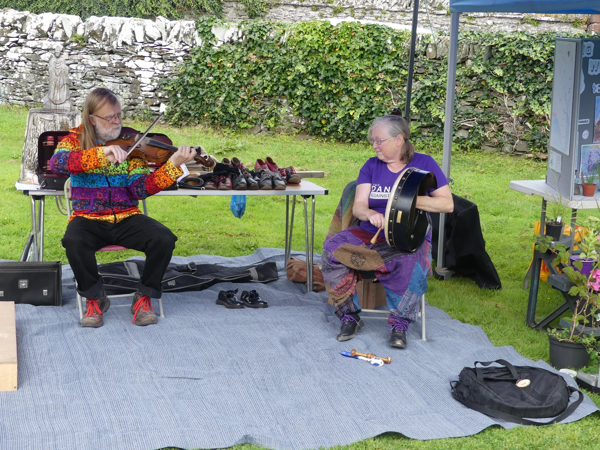 Driftwood Kippen keeping the crowds entertained at 2025's Eden Wool Gathering