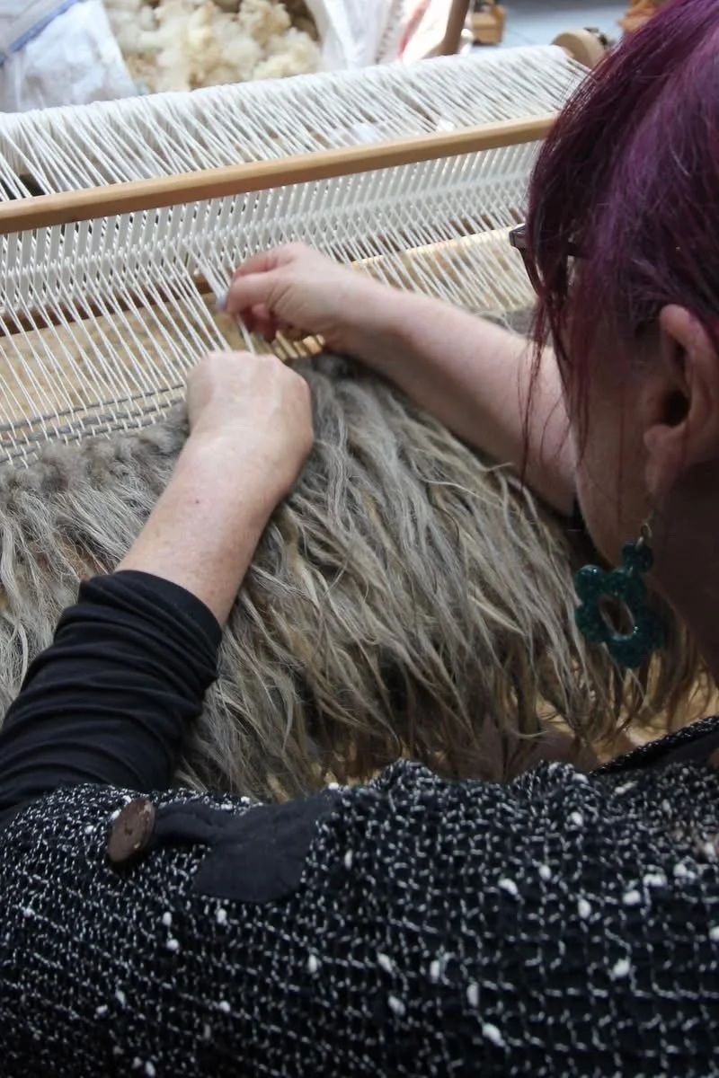 Weaving on a loom with natural fibres