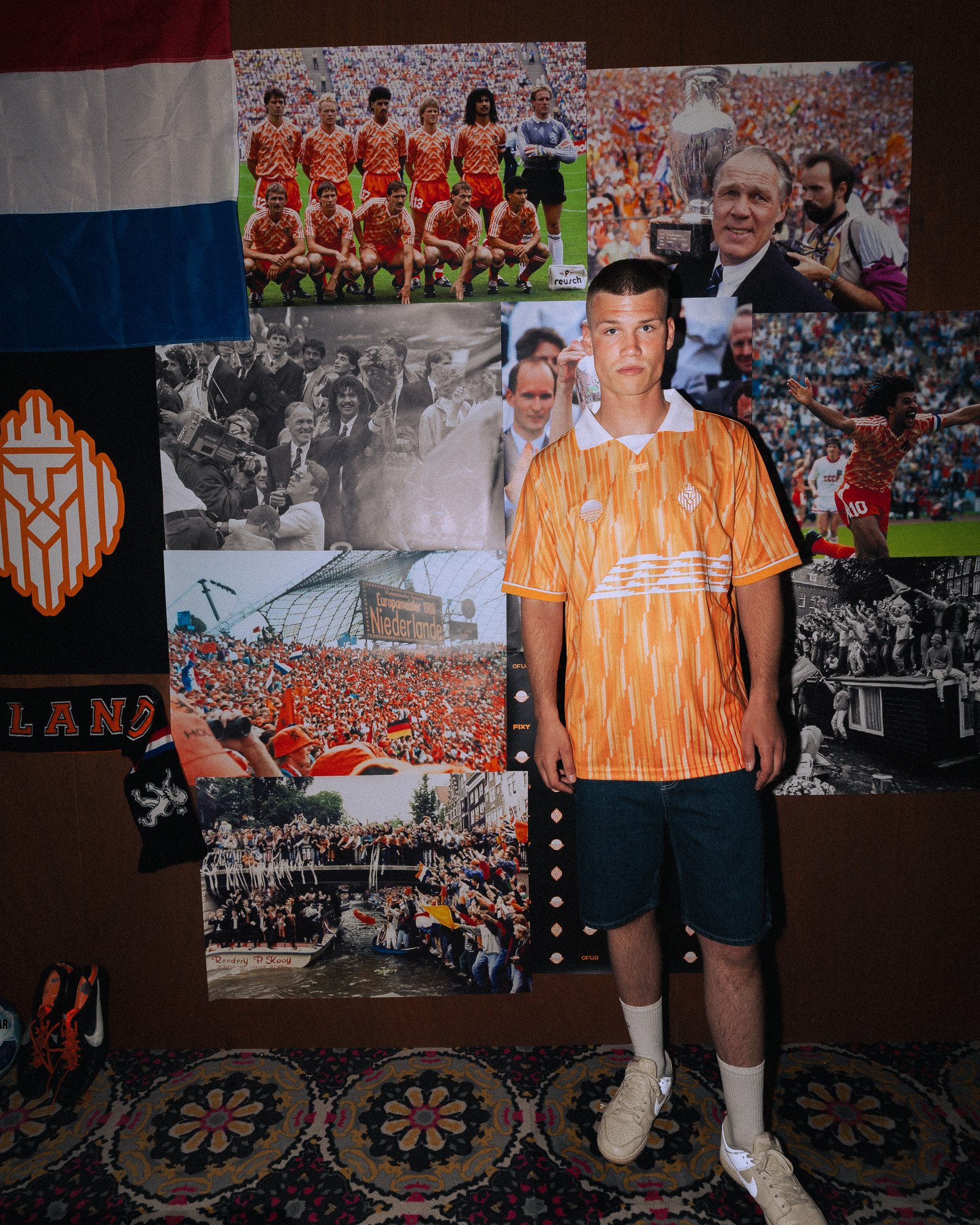 Foto van een jongen die voor een collage van foto's staat, waaronder foto's van het Nederlandse voetbalteam en een groot publiek tijdens een Holland evenement.