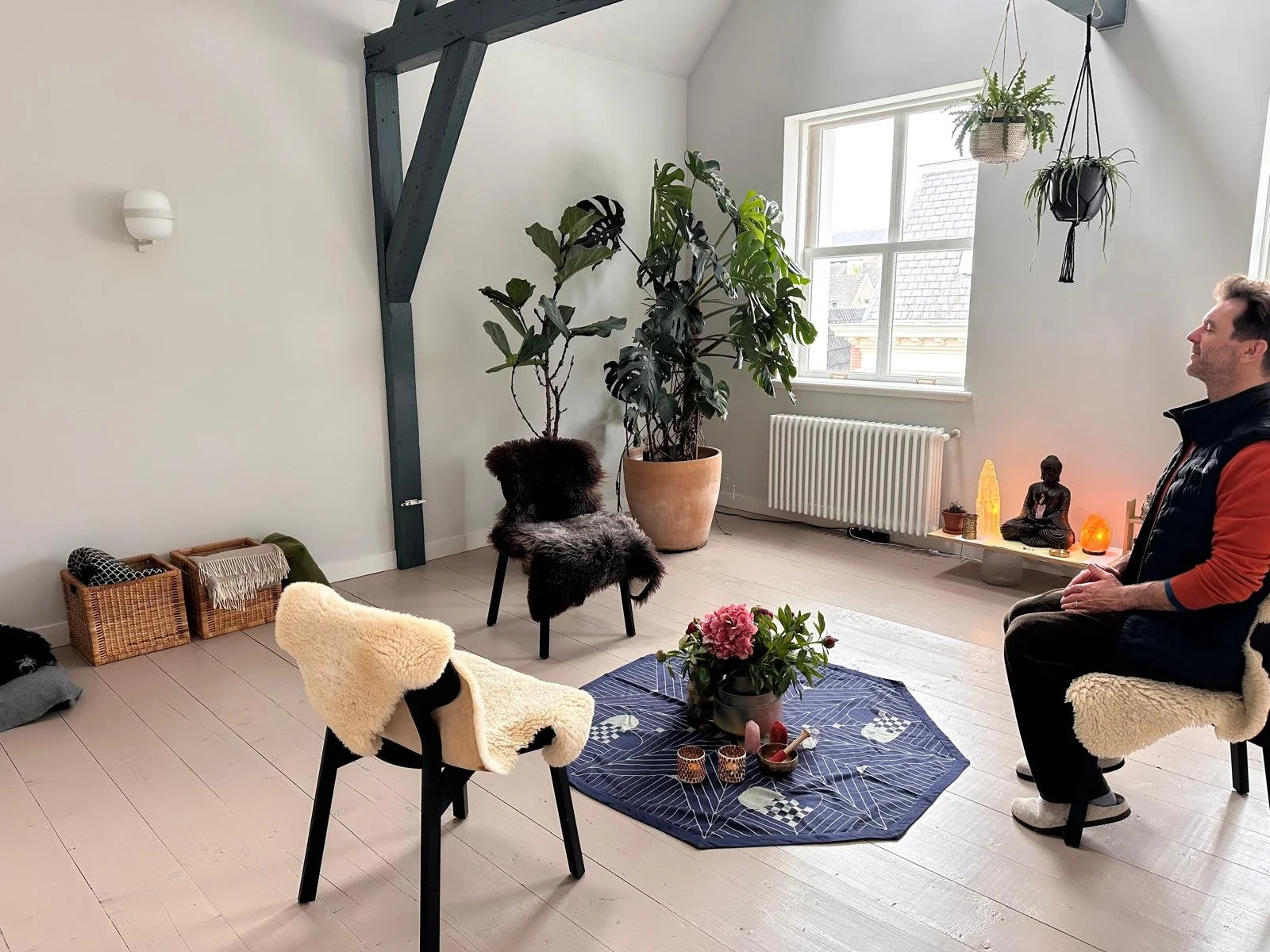 Breath of Silence meditatiesessie in Den Bosch in een rustige ruimte voor stilte, ontspanning en bewustzijn.
