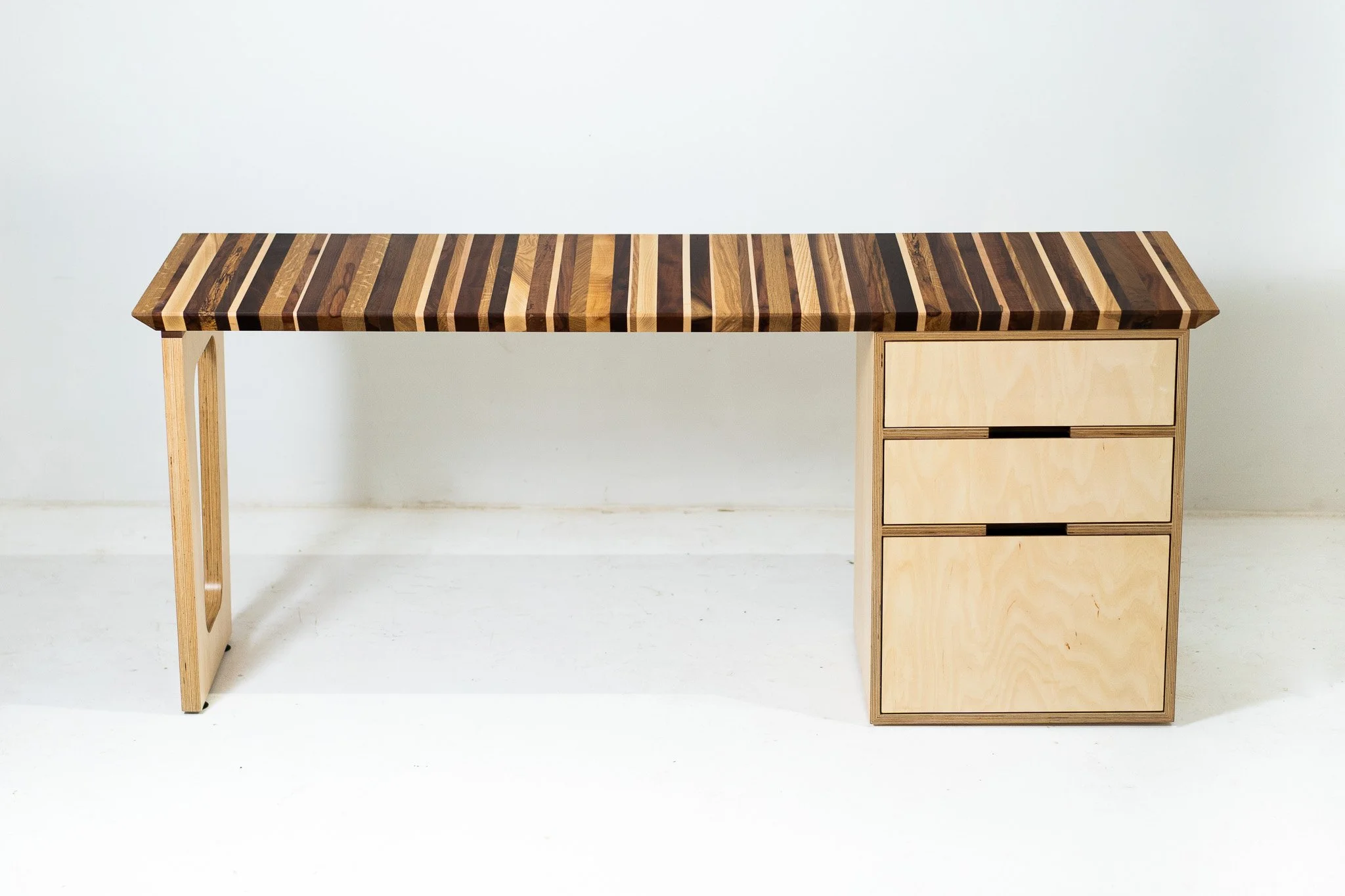 Desk032209263.jpg