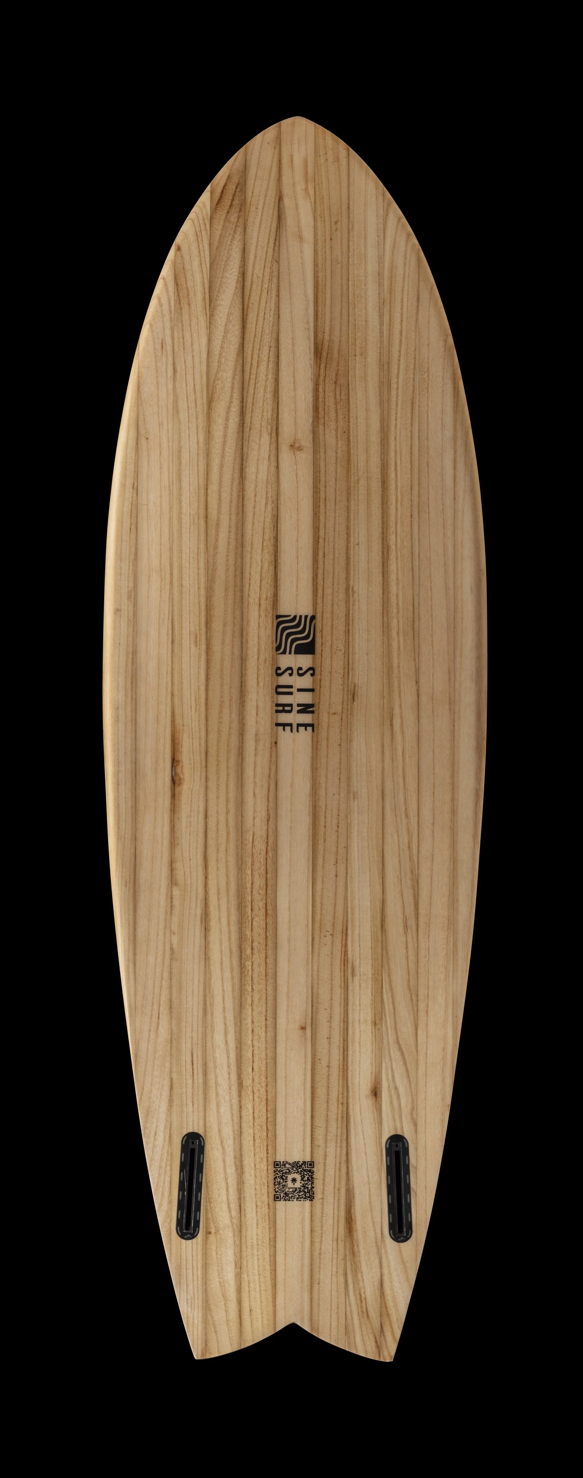 Emile Theau and Alastair Pilley, designers and co-founders of Sine Surf, wanted to eliminate polluting and harmful materials such as plastic-based foams and fibreglass from surfboards. Their boards are made of Paulownia, a light, fine-grained and war