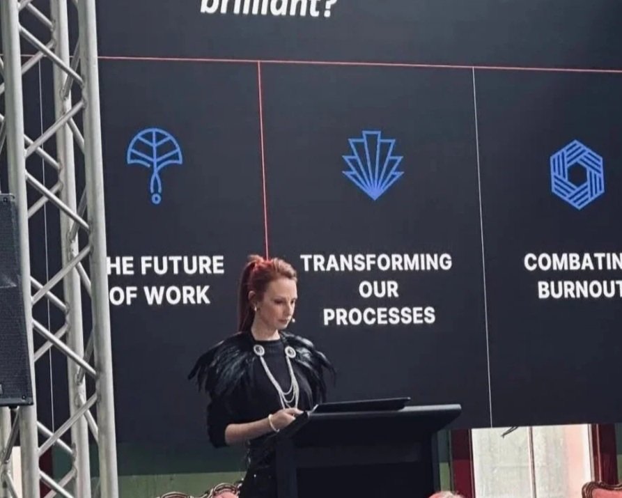 Influential Keynote speaker, Annie Johnson presenting on 'The Future of Work,' 'Transforming Our Processes,' and 'Combating Burnout.' with AI and HR.