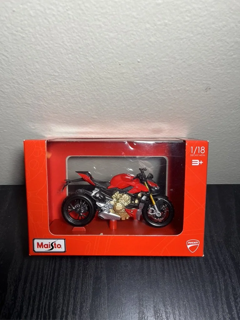 Ducati 1:18 Die-Cast Model Motorcycle