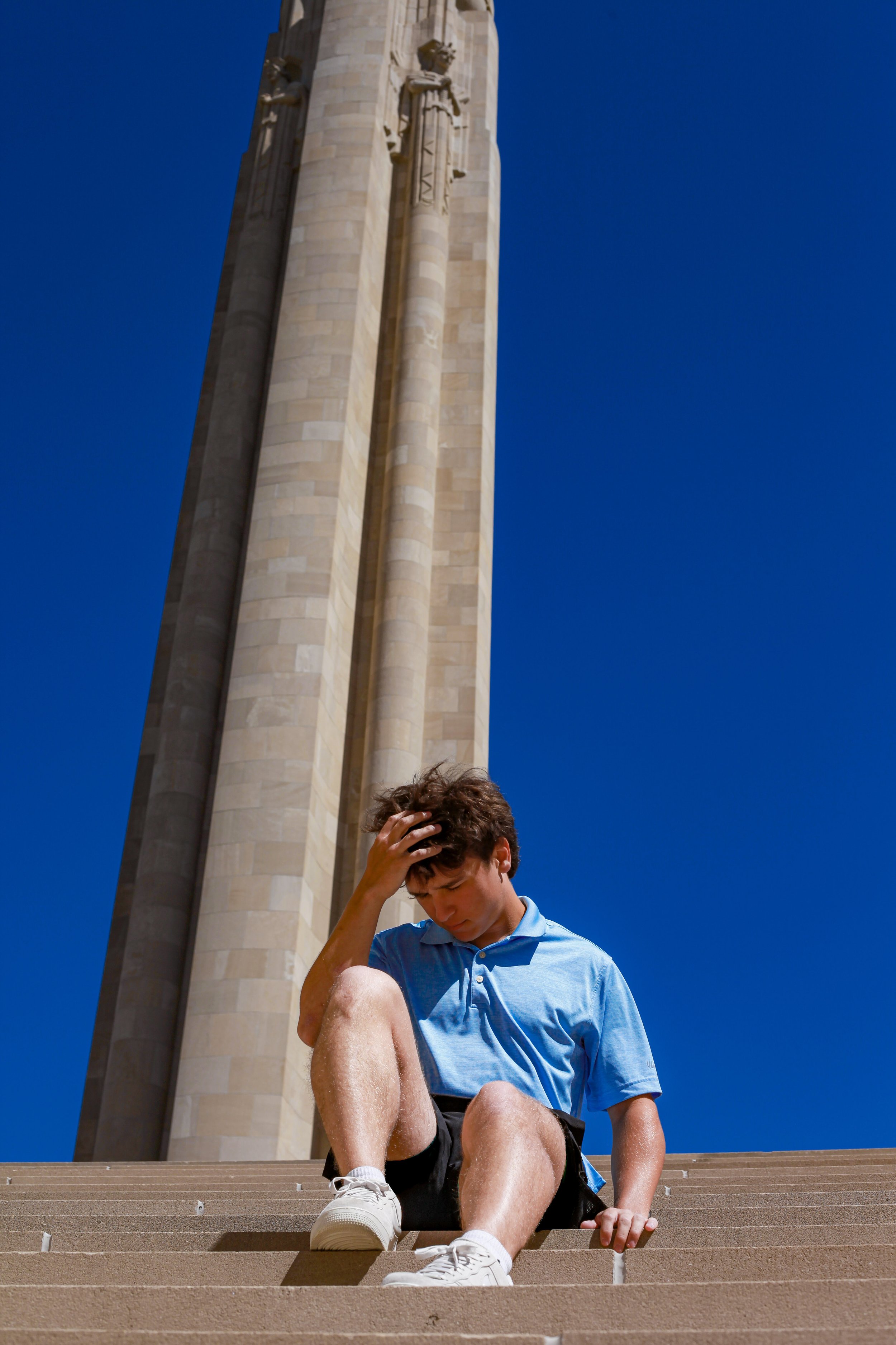 boy-senior-photo-kansas-city-WWI-museum-blue