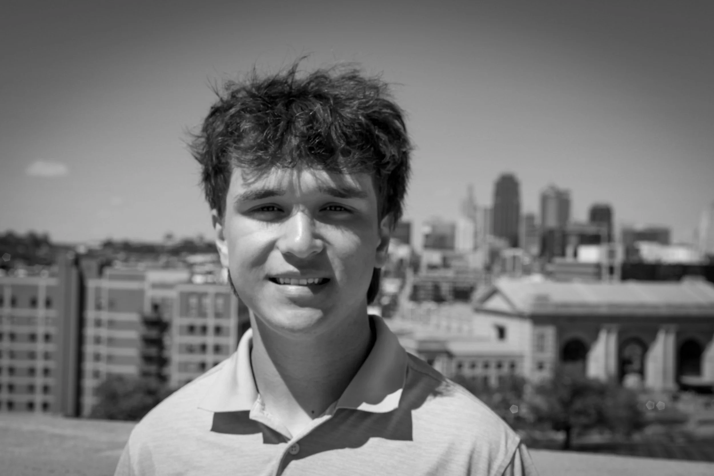 boy-senior-photo-kansas-city-WWI-museum-skyline-black-and-white