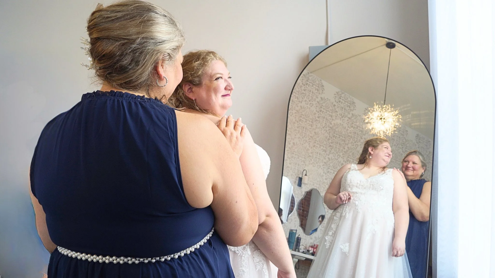 wedding-bride-mother-of-bride-mirror-getting-ready