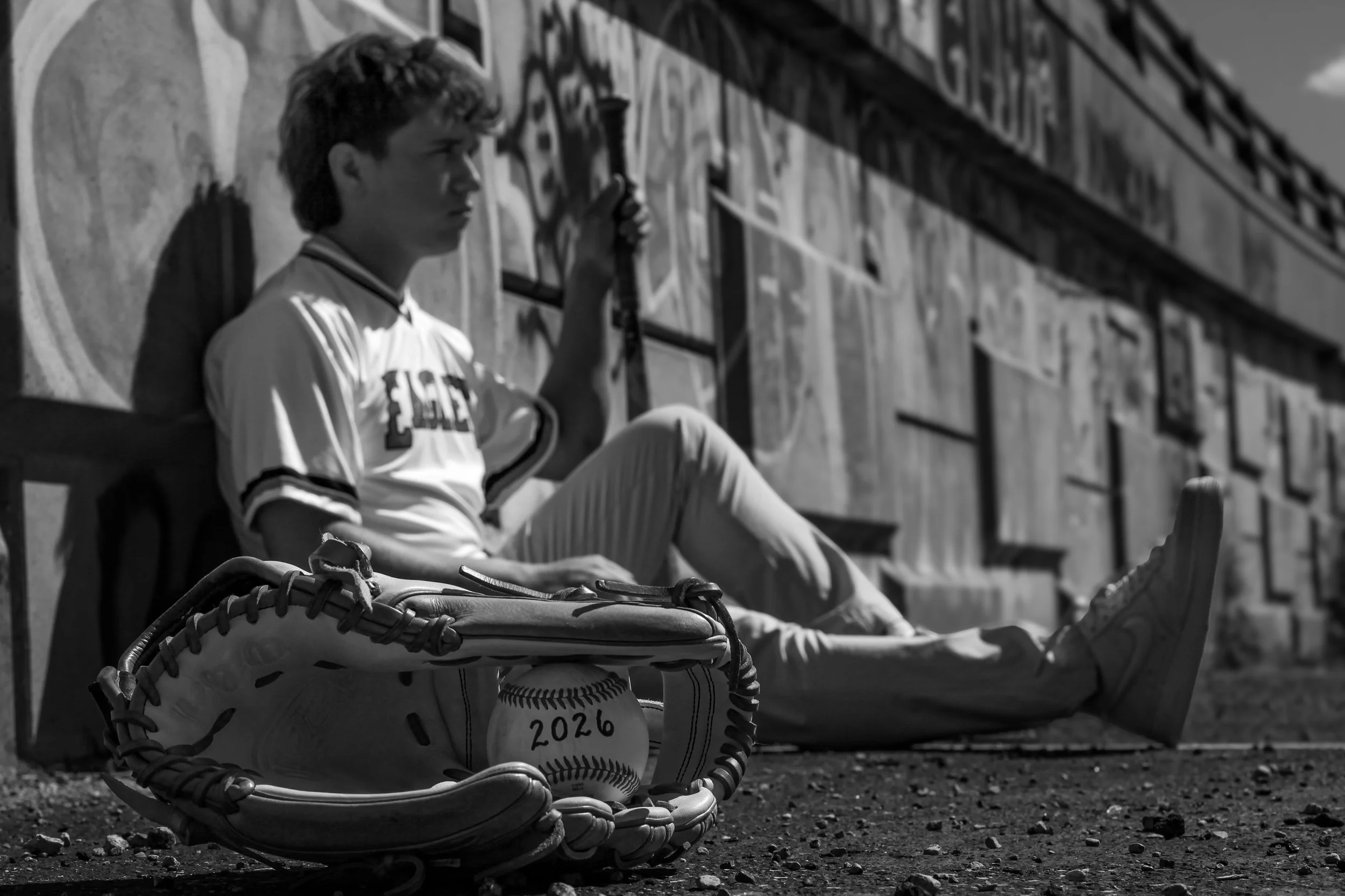 boy-senior-photo-kansas-city-mural-art-jersey-baseball-glove-bat-2026-black-and-white