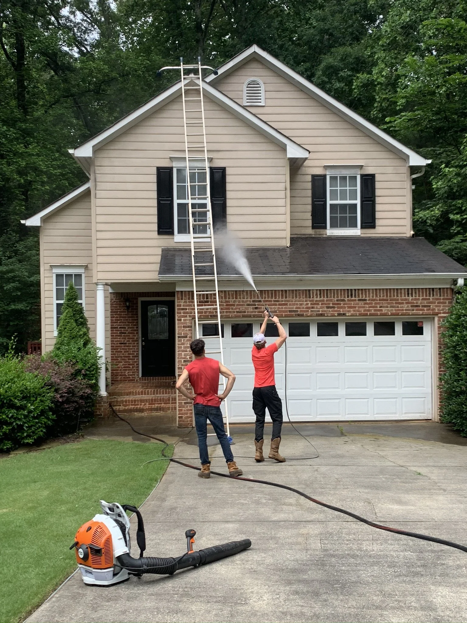 Soft wash house washing removing green algae from vinyl siding in Woodstock, Ga.