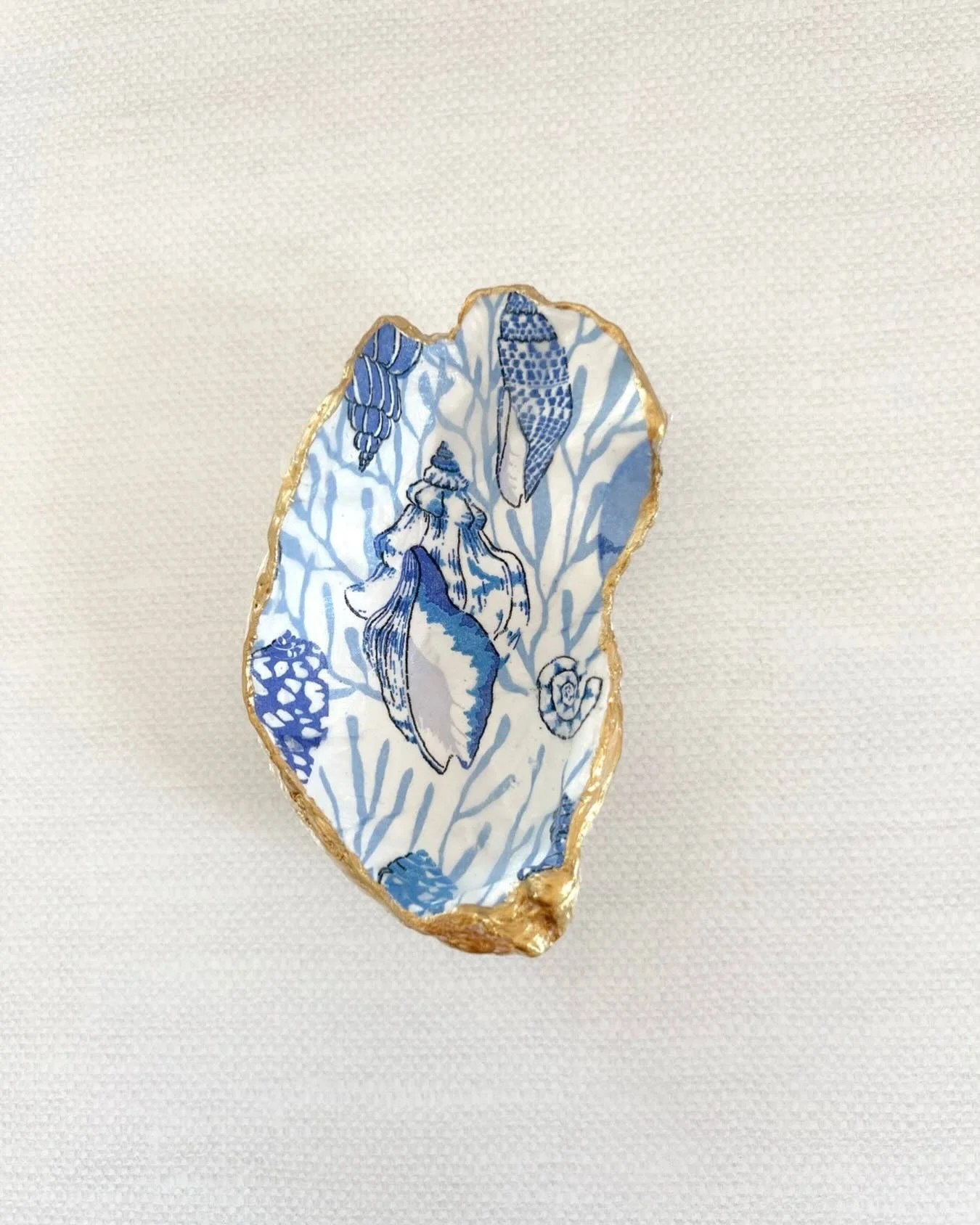 Coastal shell decor
Inspired by the French coast
Handcrafted in California ☀️

#coastaldecor #shellart #oystershelldecor