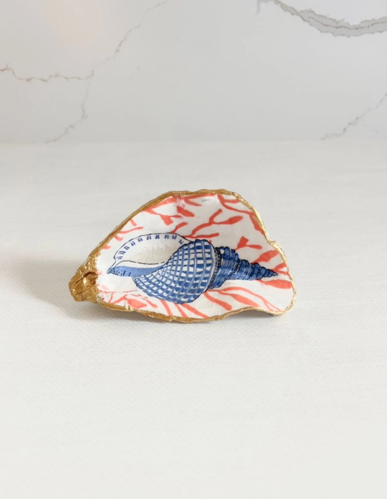 A quiet detail that brings everything together 🐚

#ateliercoquille #coastaldecor #shell #coastalstyle #shellart