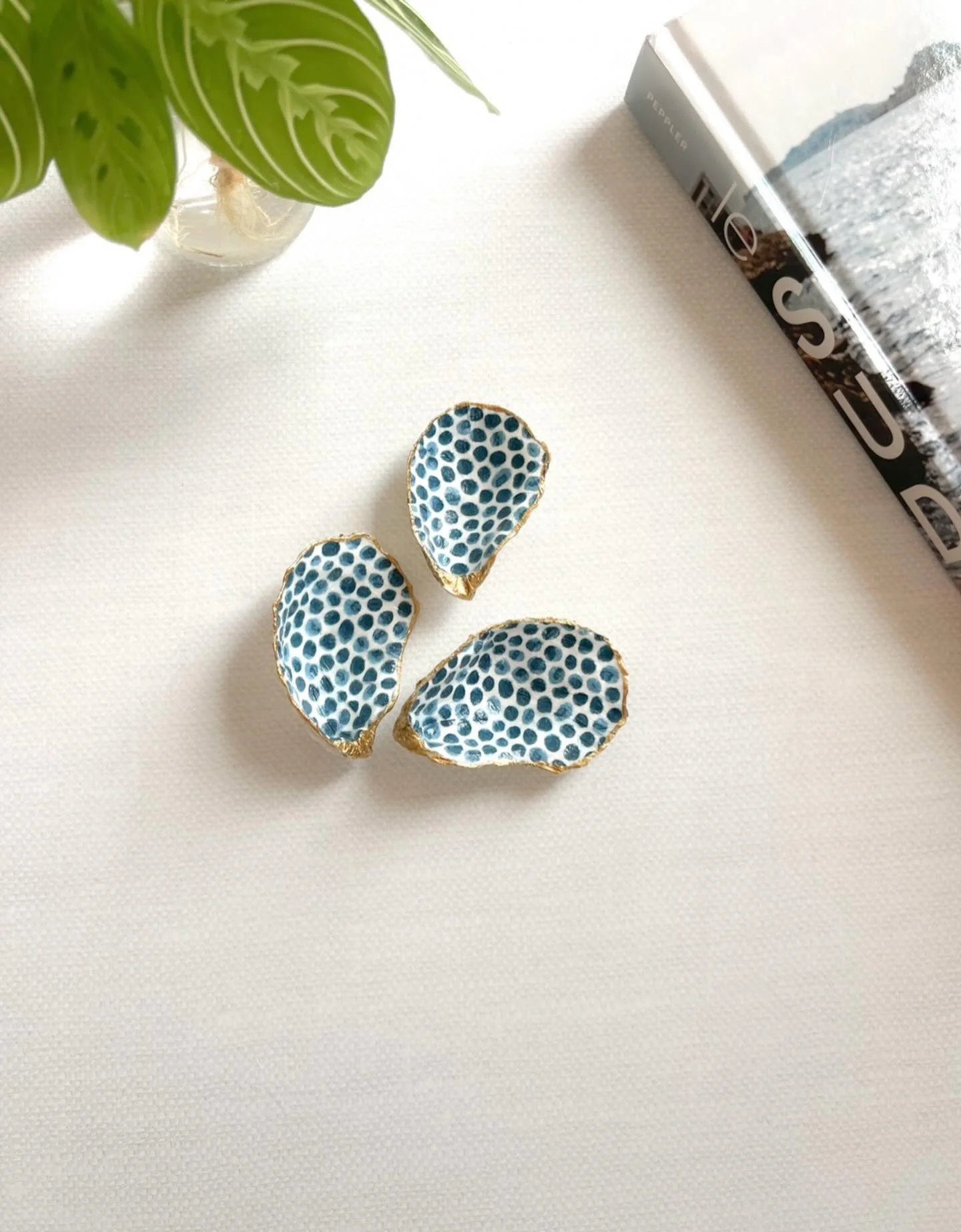 Refined textures, coastal tones, and hand-finished gold&mdash;designed to add something special to your space. ✨

#coastaldecor #coastalstyle #shellart #ateliercoquille
