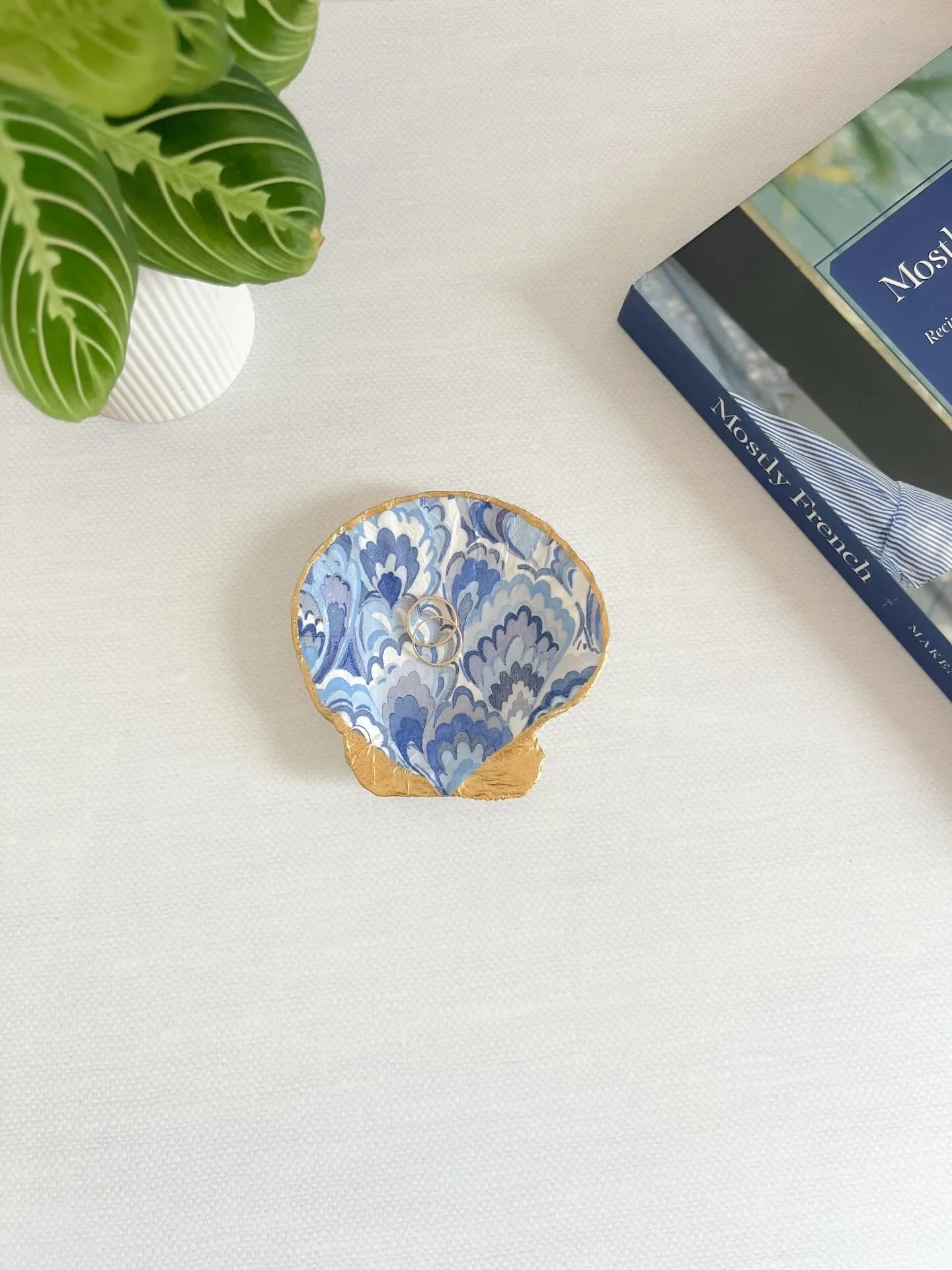 A small piece that brings a soft, coastal elegance to everyday moments. Thoughtfully crafted to hold what matters 💙

#ateliercoquille #coastaldecor #minimalhome #handcraftedhome #coastalliving