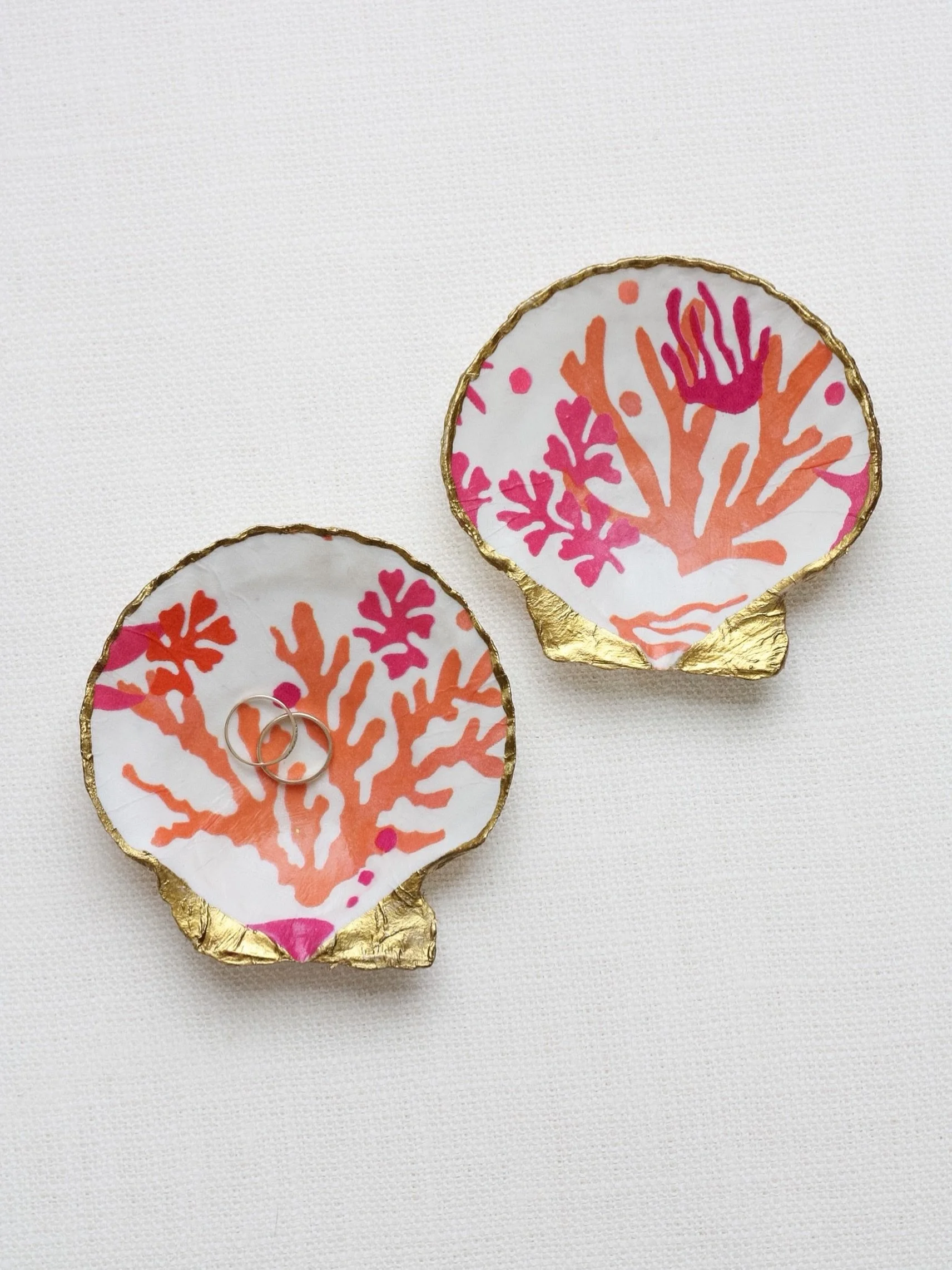 Saint-Tropez Scallop Ring Dish ✨🐚

Inspired by sun-drenched French Riviera, this hand-finished scallop shell features vibrant coral motifs, gilded edges, and one-of-a-kind details. A little piece of the Mediterranean for your jewelry, bedside table,