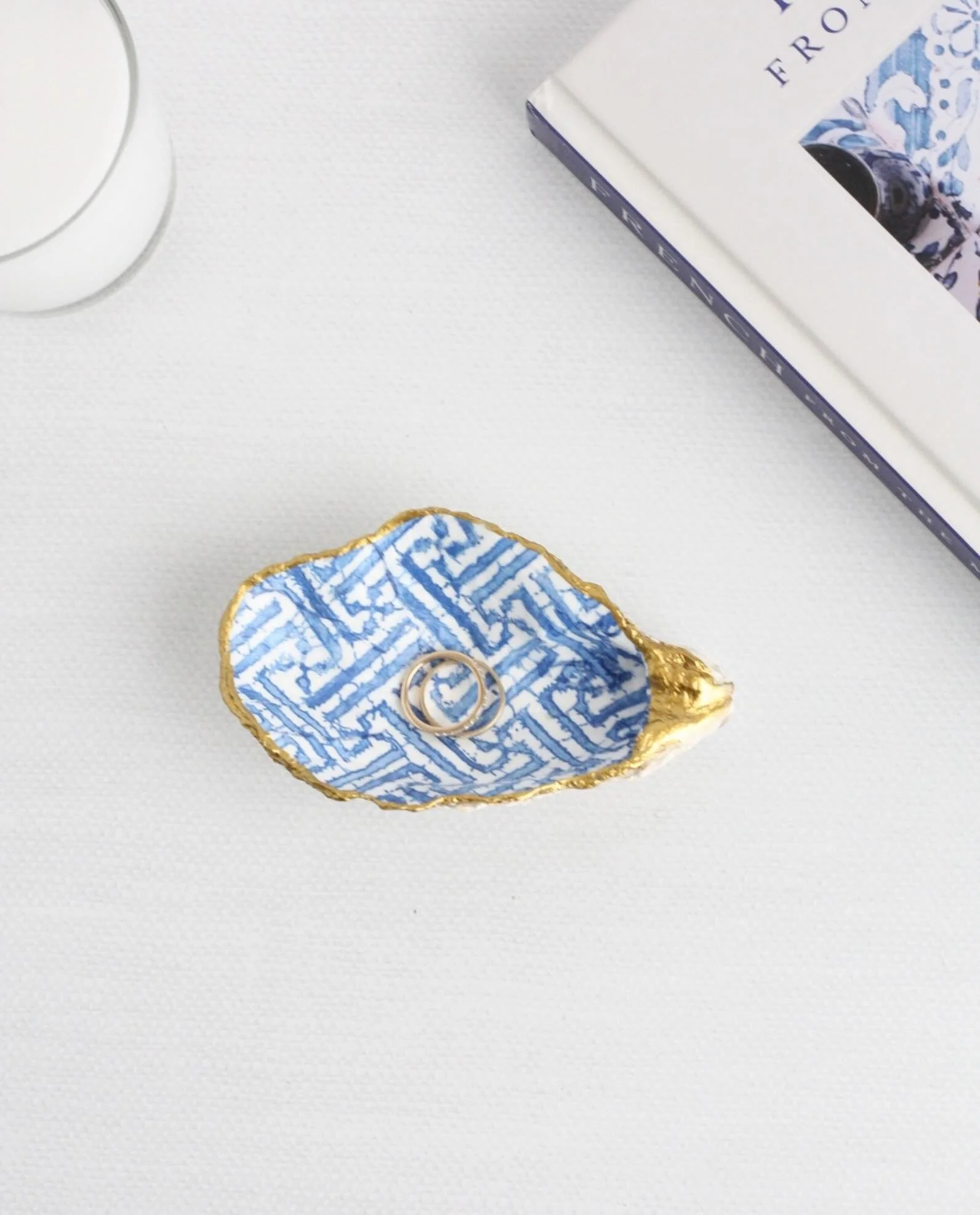 A little piece of the French coast, made to hold your everyday treasures. ✨ Each shell is one of a kind, handcrafted with care and finished with gold detailing. Links to shop are in the bio. 🤍

#ateliercoquille #coastaldecor #frenchcoastal #ringdish