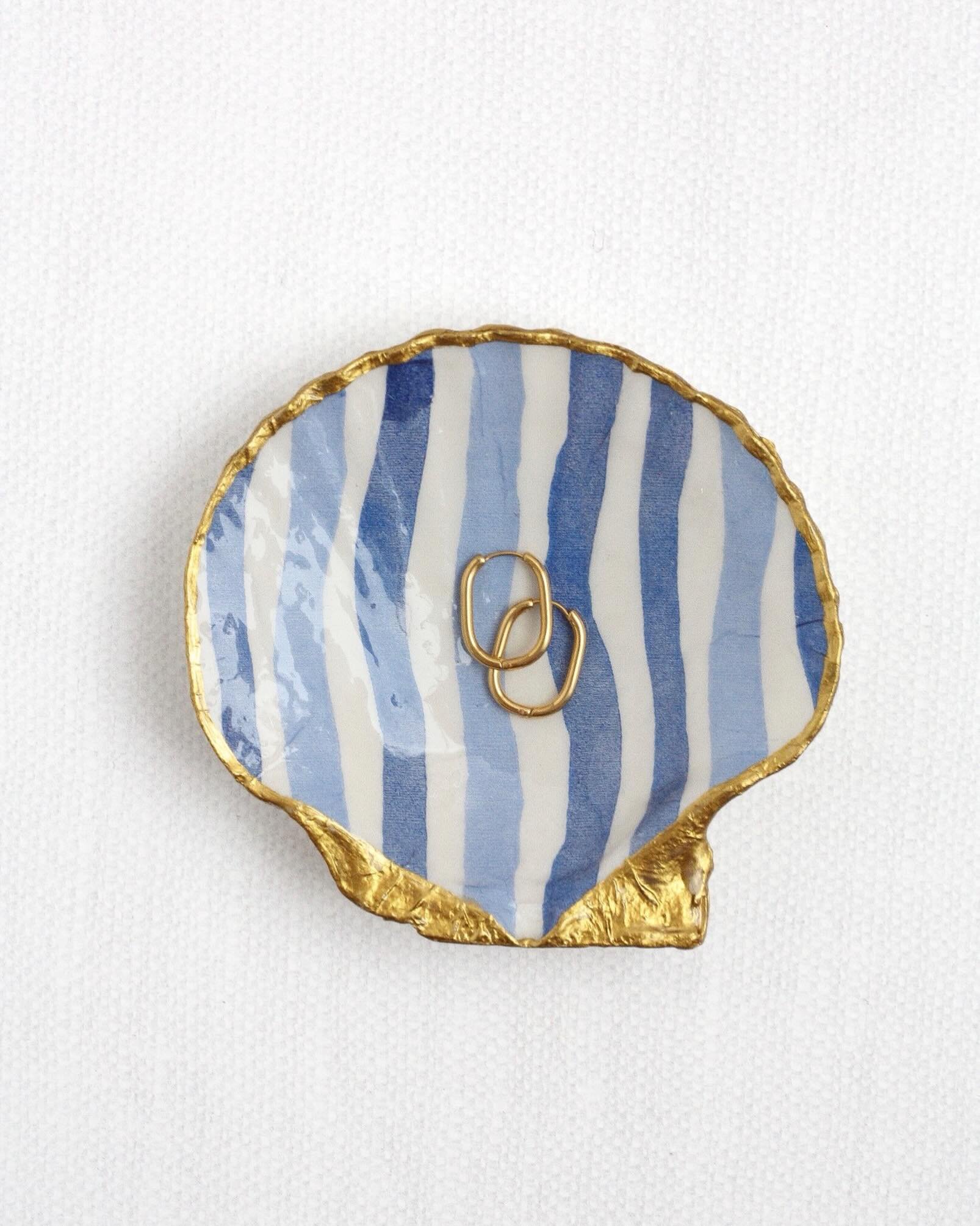 A little piece of the coast, made by hand 🐚✨

Blue stripes, gold edges, and the perfect little place for your favorite jewelry.

Shop Atelier Coquille &mdash; links to purchase are in our bio 🤍

#oysterringdish #coastalhomedecor #handmadejewelrydis