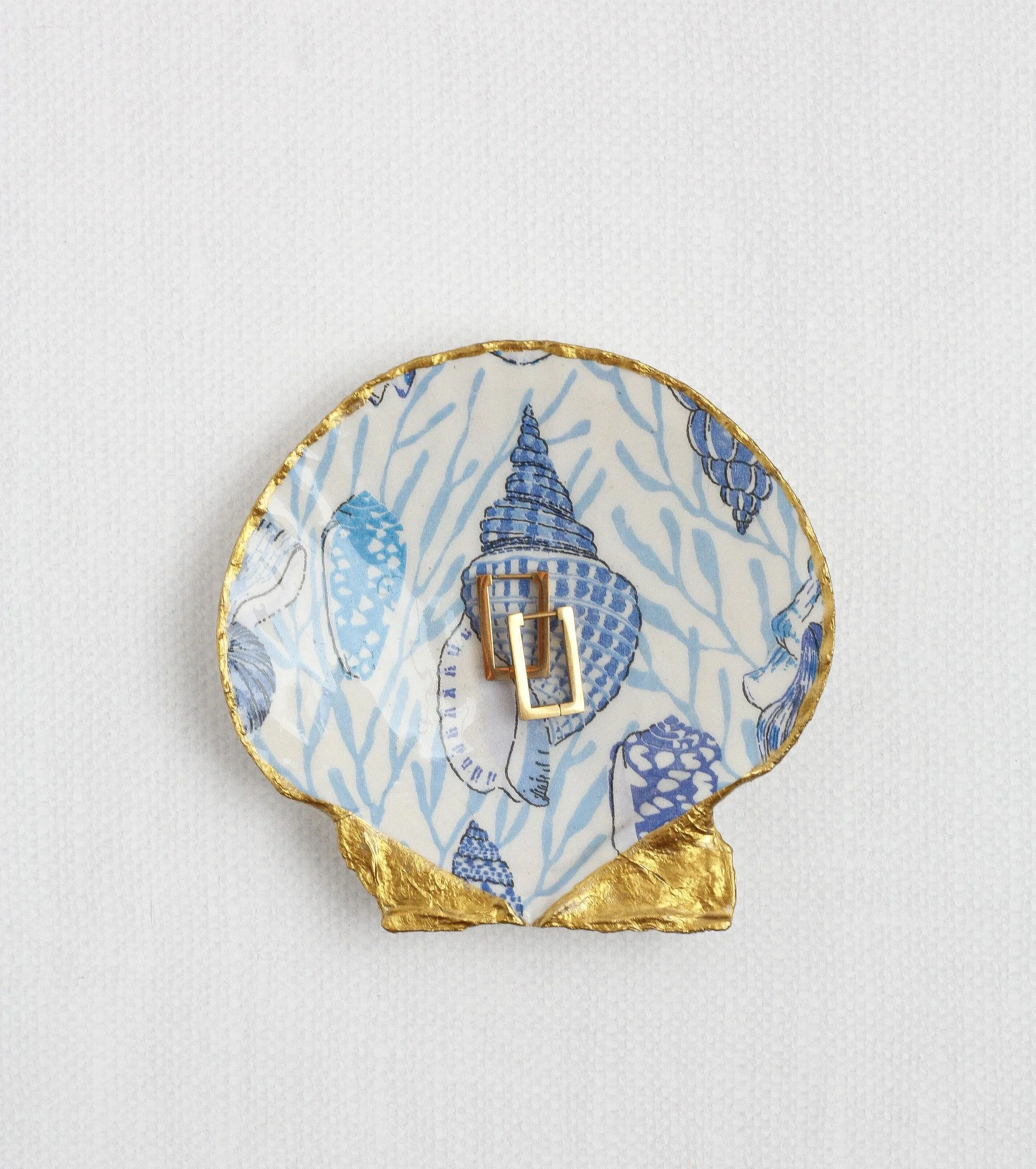 Handmade seashell ring dishes 🐚🩵✨ This blue coastal jewelry dish is handcrafted in California and finished with hand-painted gold details, making each shell completely unique. Perfect as a ring holder, jewelry dish, coastal home accent, or thoughtf
