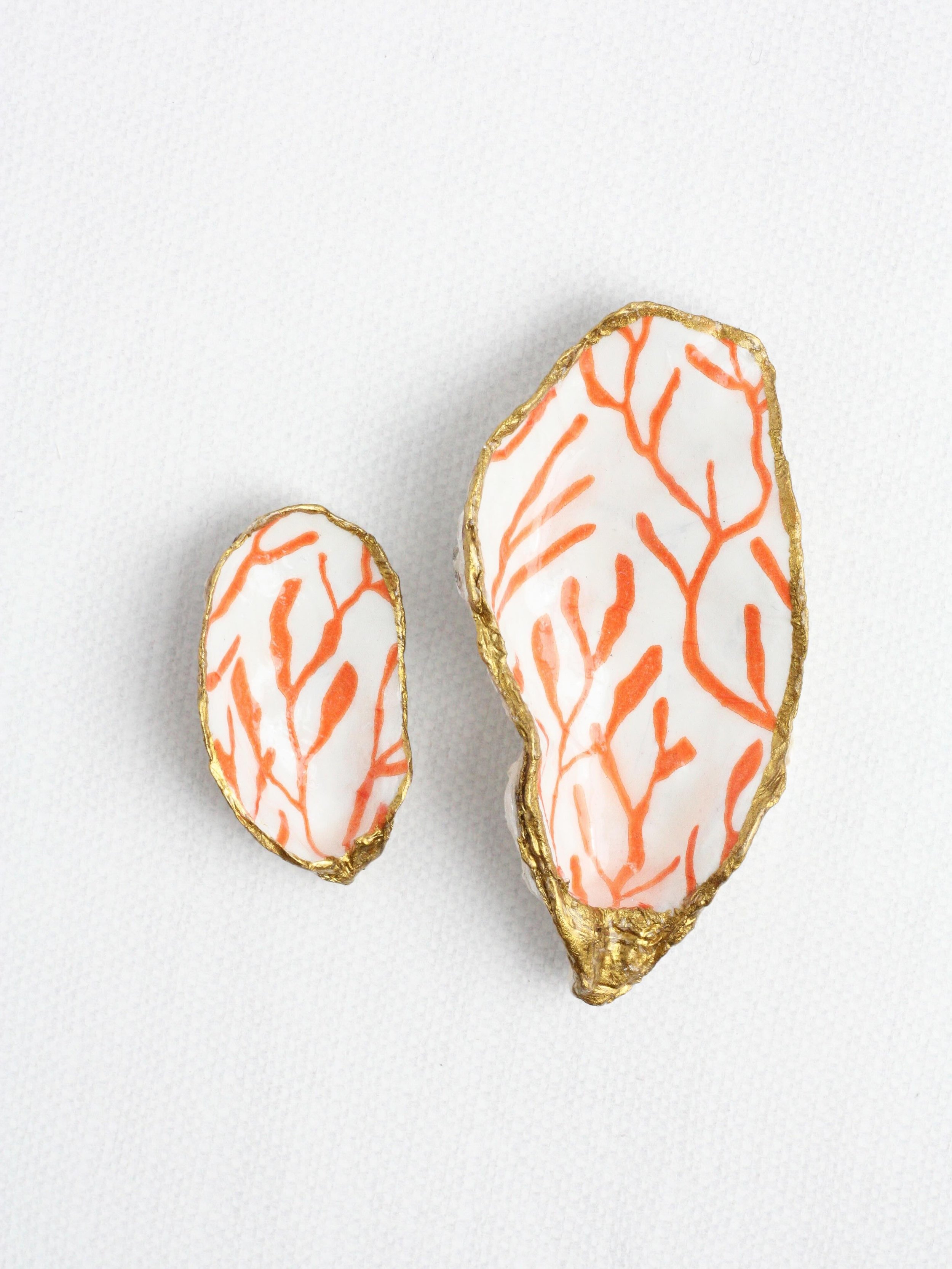 Handmade coral oyster shell dishes 🪸🐚

Large shells are perfect for jewelry, soap, or as a coastal catchall. Mini shells make beautiful ring and trinket dishes.

Handcrafted with gold edges and a glossy resin finish, each shell is one of a kind.

S
