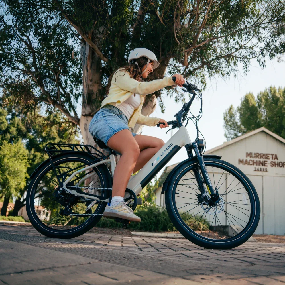 Lifestyle-XPress2-Cruiser-Stratus_White-1.webp