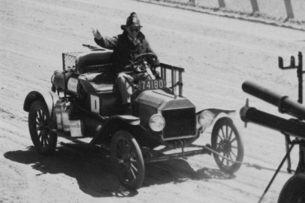 1923-LaFrance-pulling-Model-T-600x400.jpg