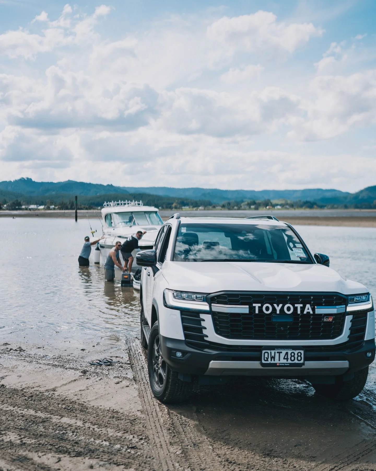 Can&rsquo;t beat a few days on the water!

@extreme_fishingnz and the team from @iceyteknz cleaning up their catch after a fun day.