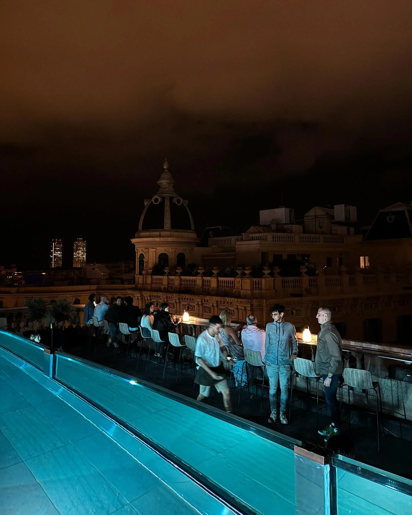 Barcelona after dark, at Ohla rooftop.

📍RoofTop Ohla Barcelona
Via Laietana, 49, Ciutat Vella

#barcelonarooftop #traveladvisor #travelagent