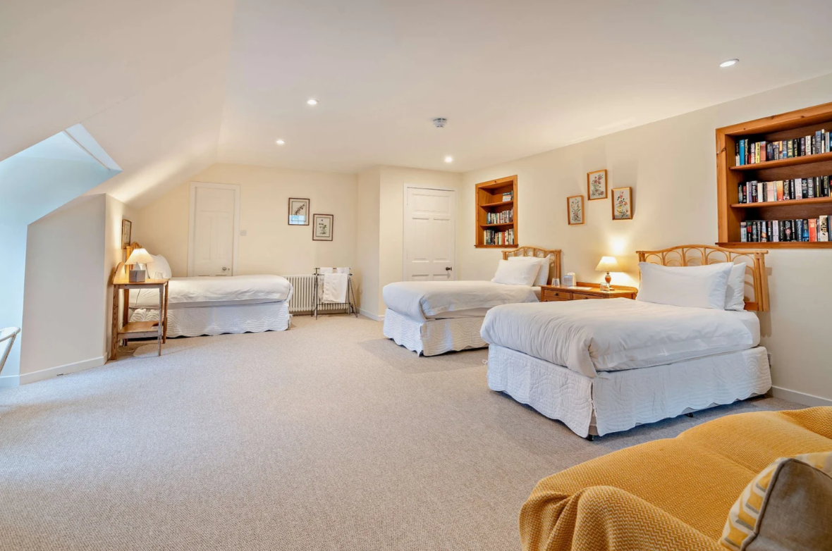 $2,350 - Single Bed in 5-Bed Dormitory (Shared Bathroom)