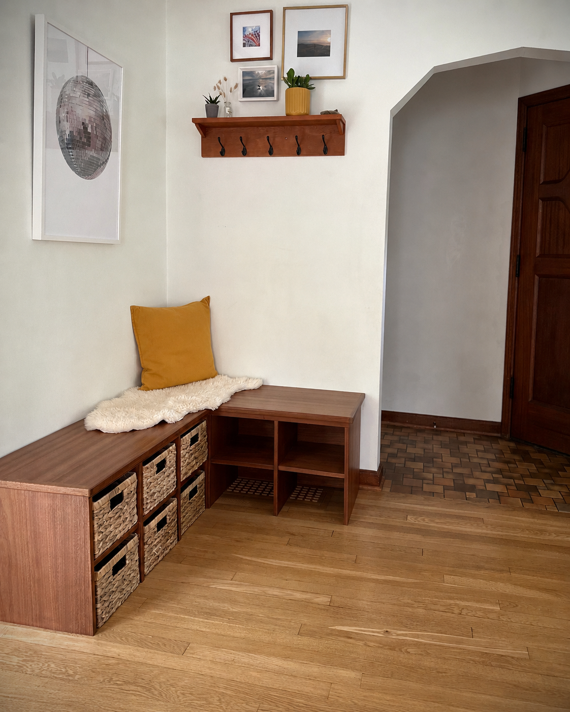 custom-sapele-corner-entryway-bench-full-room-portland.png