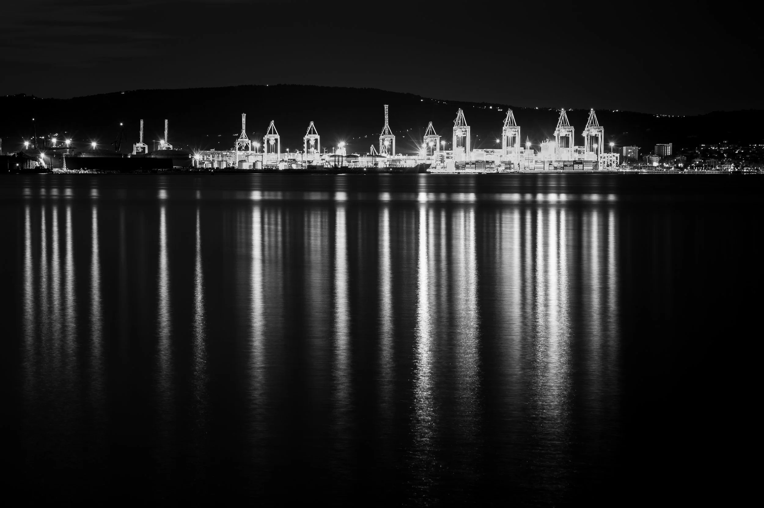 Light traces and quiet movement along the harbor