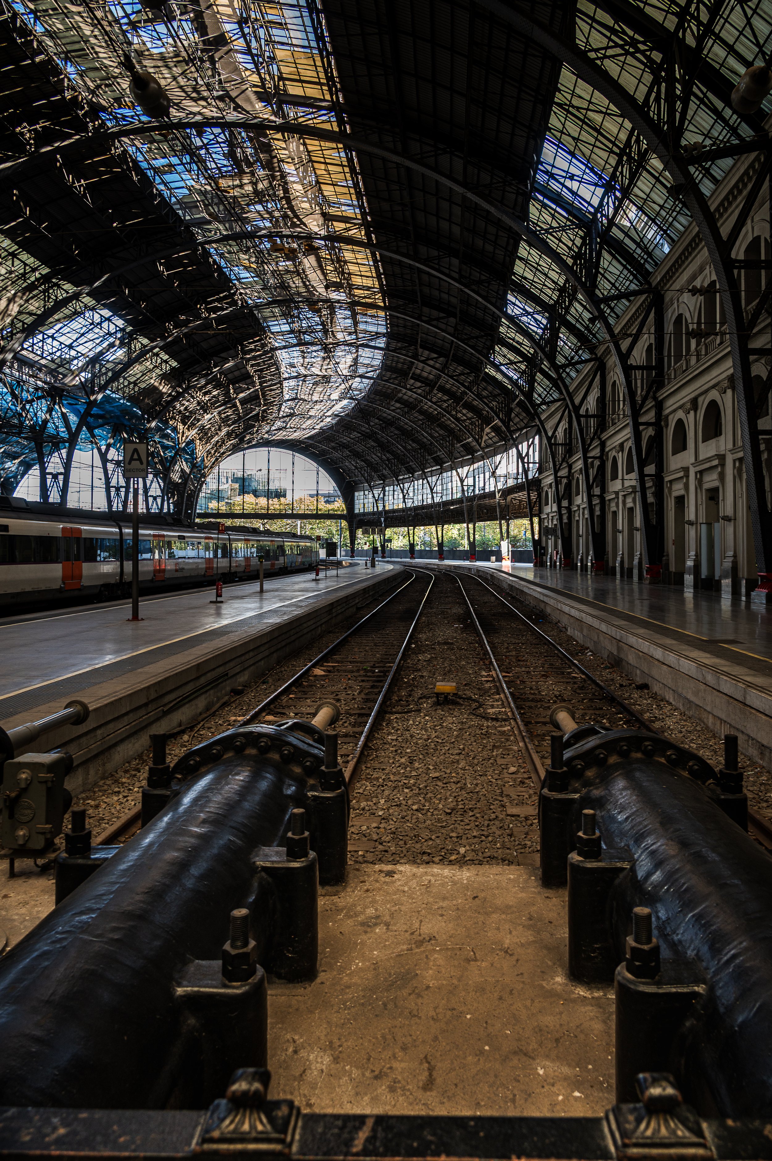 Steel, light and rhythm inside Barcelona station