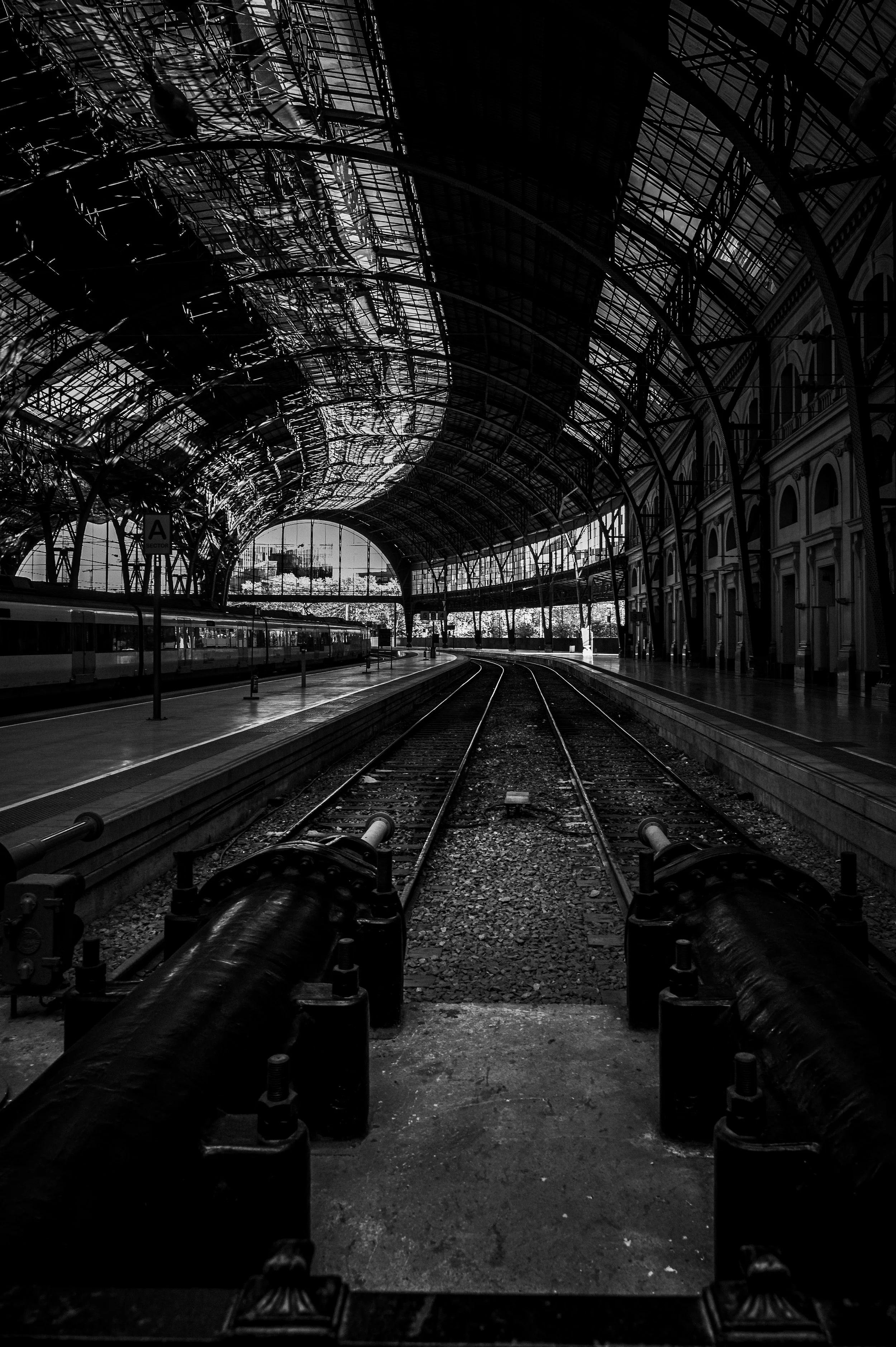 Urban structures and converging lines beneath the city