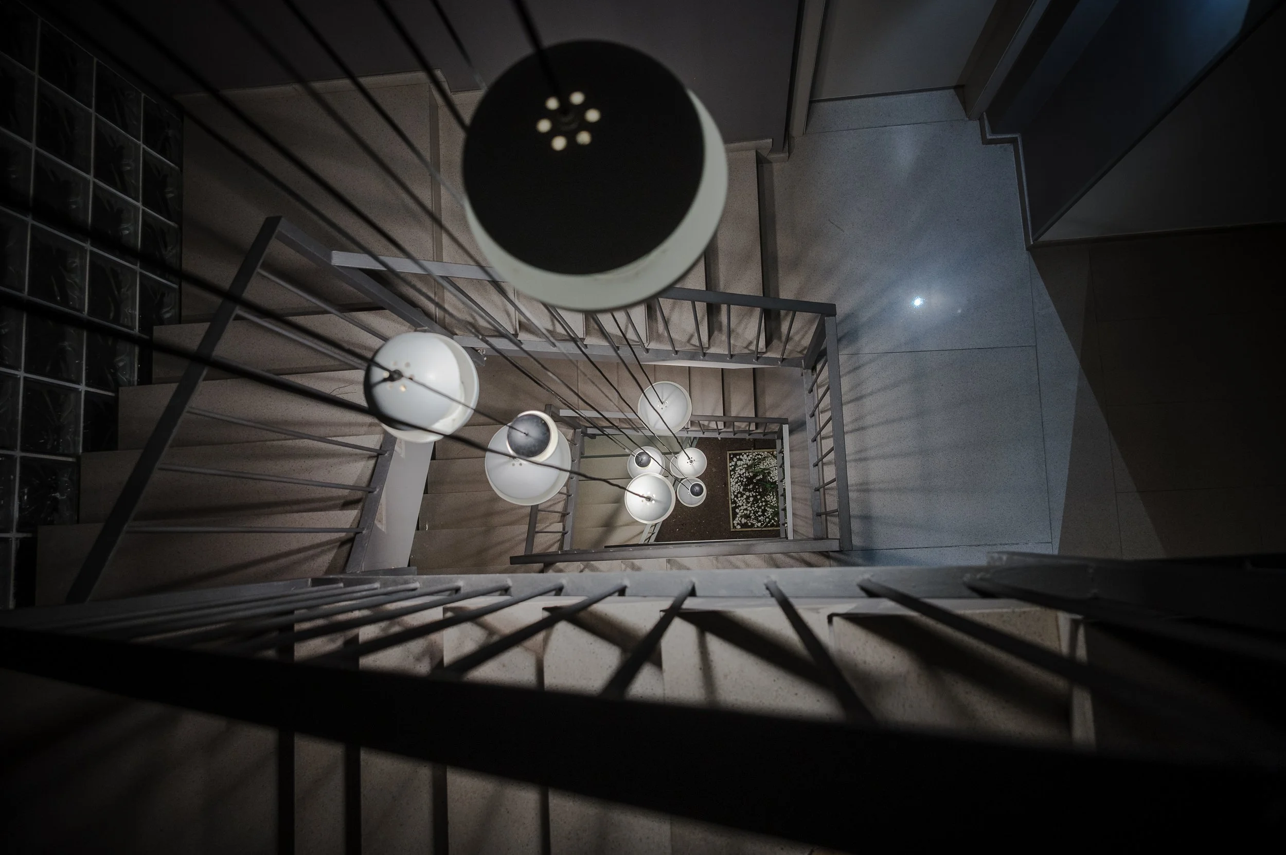A quiet interior shaped by light, shadow and repetition