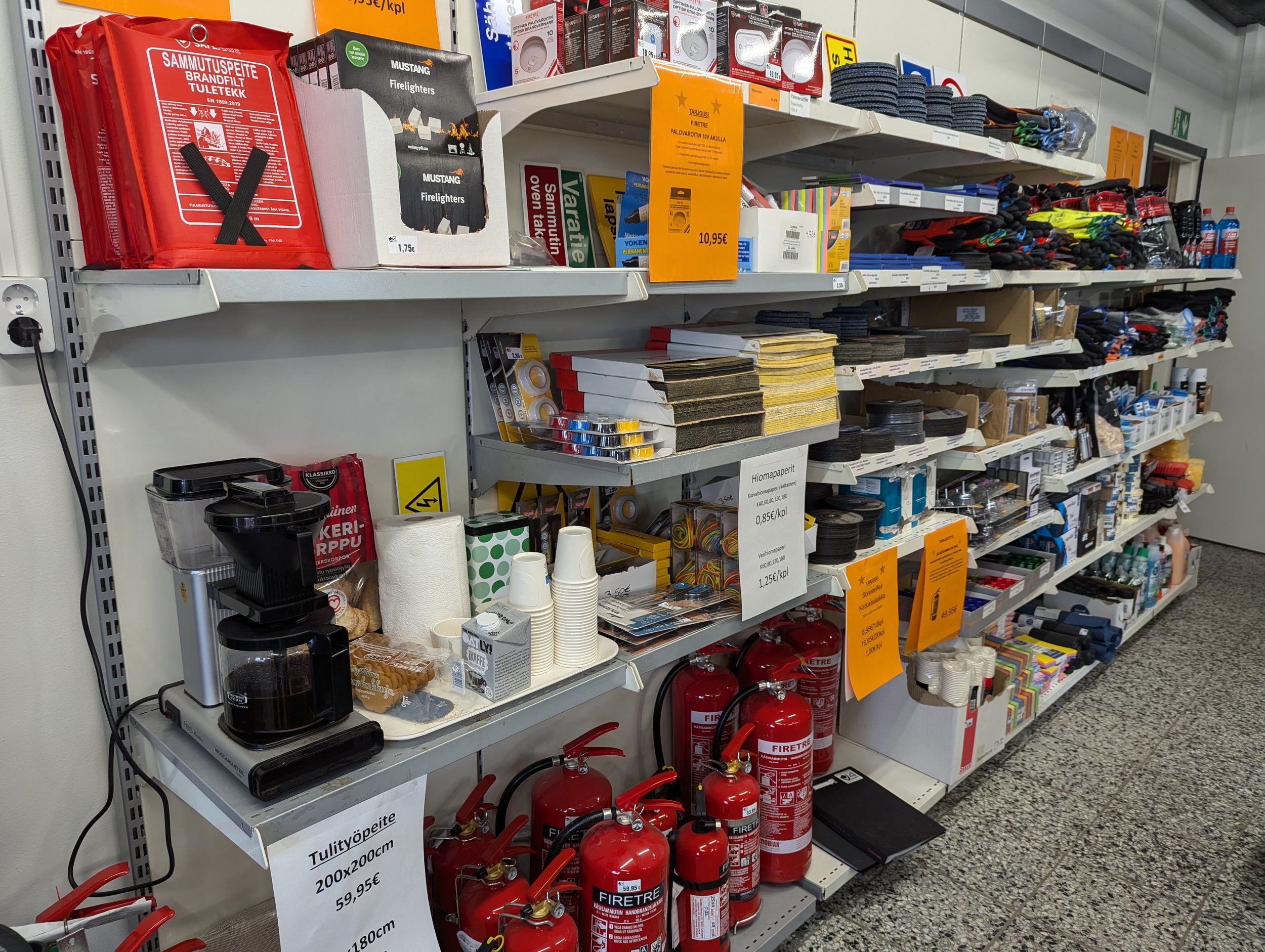 Sammutuspeite, sammuttimia, palovaroittimia, kahvipiste, sytytyspaloja, hiomapaperia