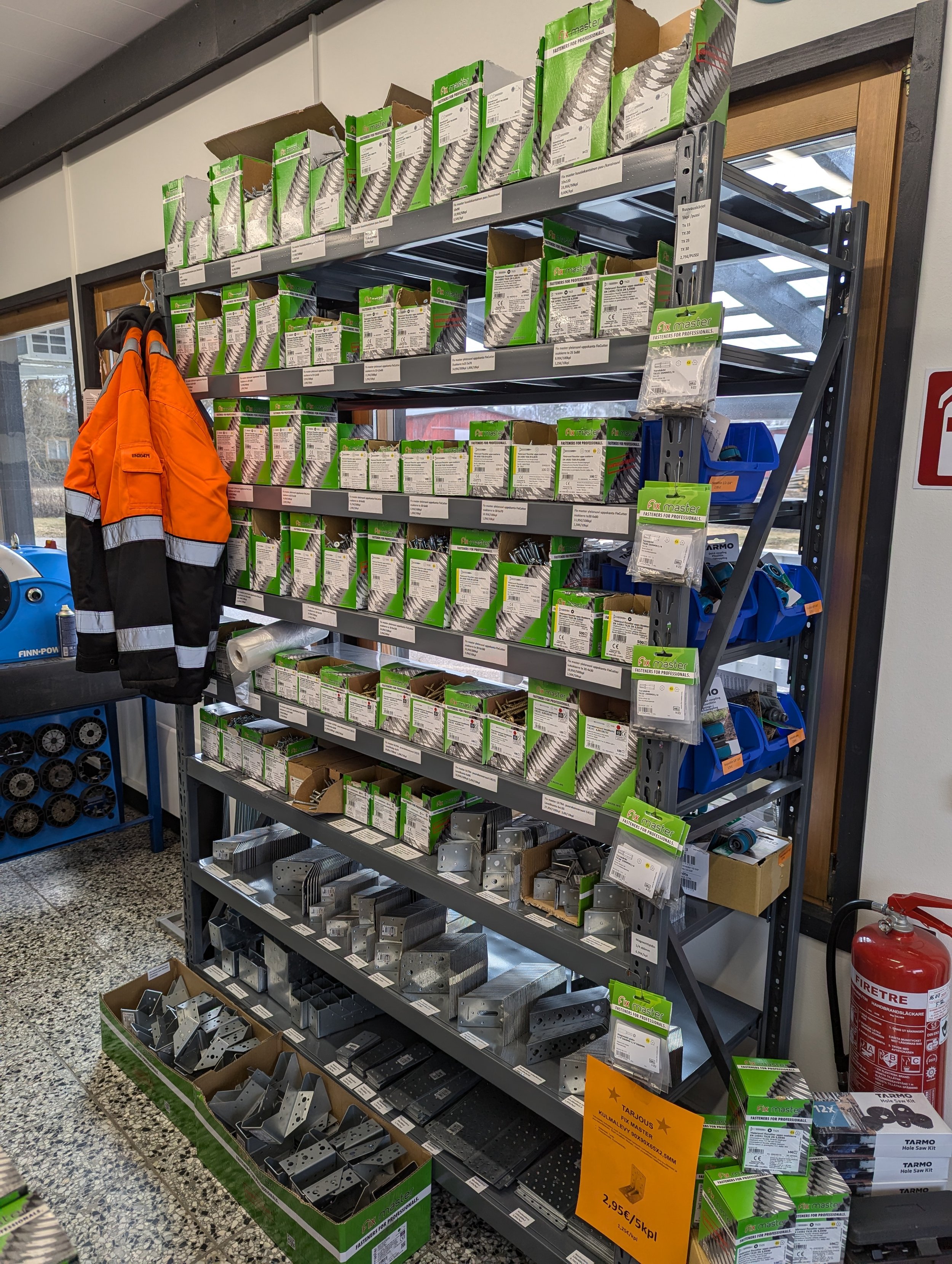 Ruuveja ja kiinnityslevyjä