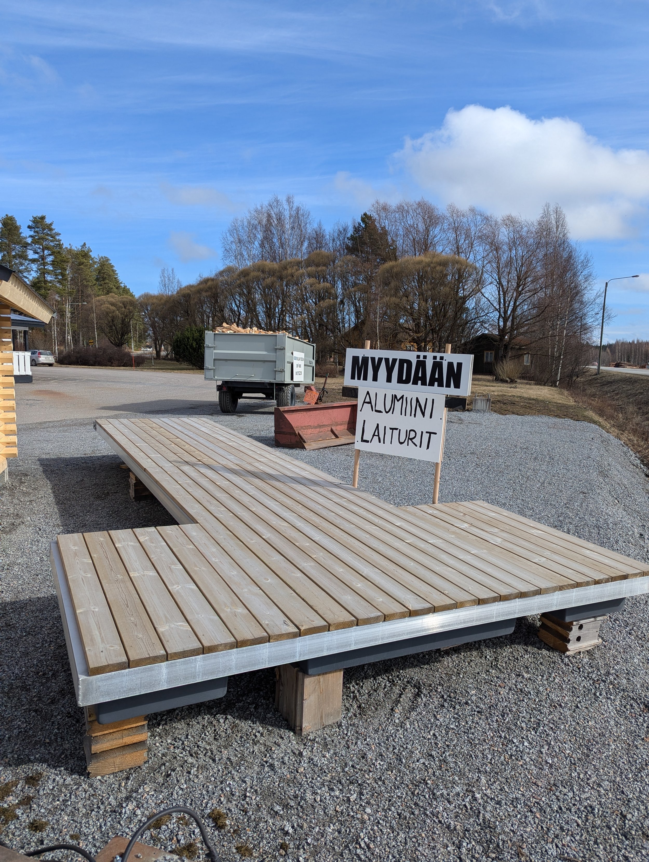 Laituri jossa alumiinirunko