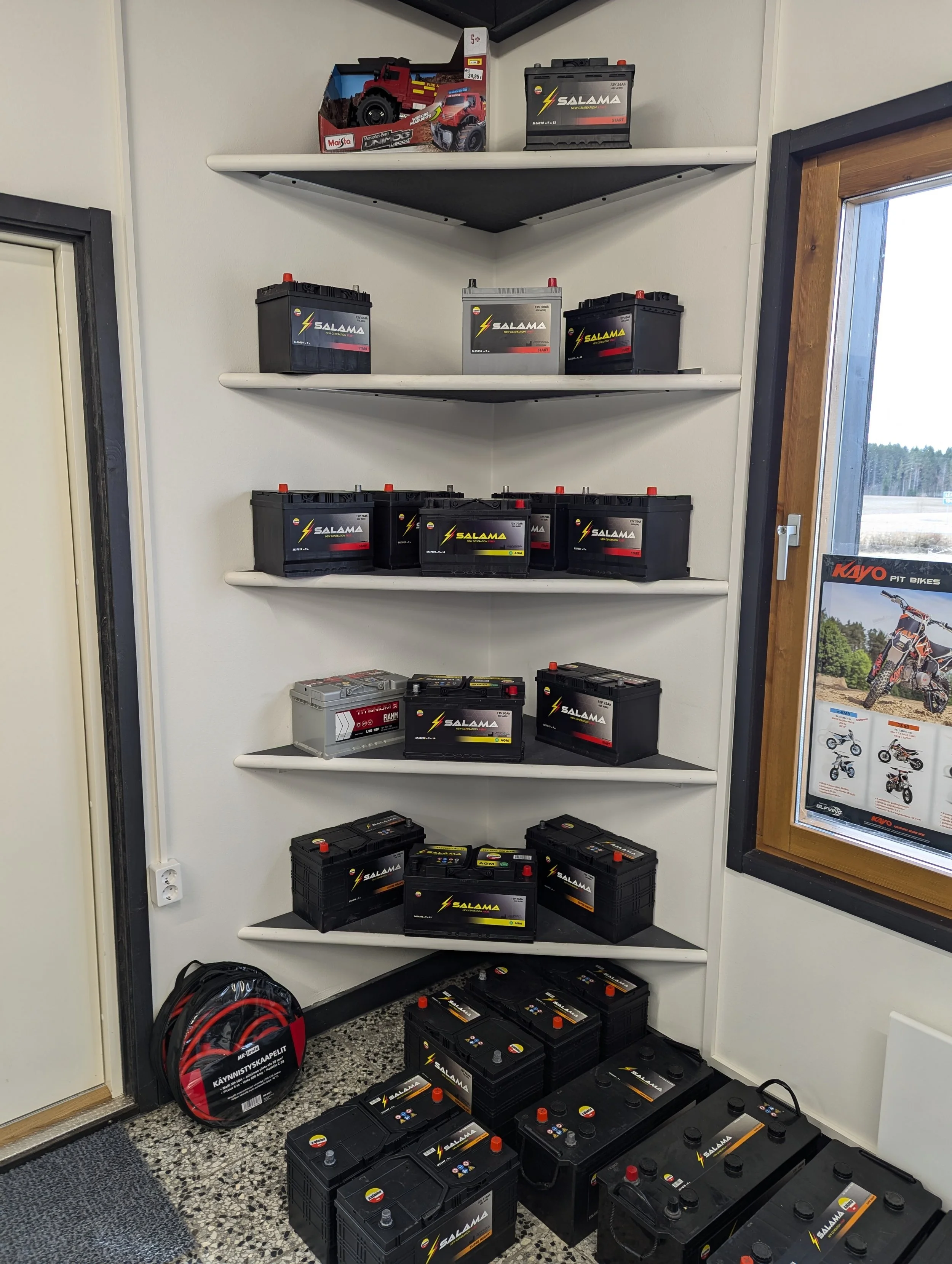 Salama lyijy akkuja hyllyssä