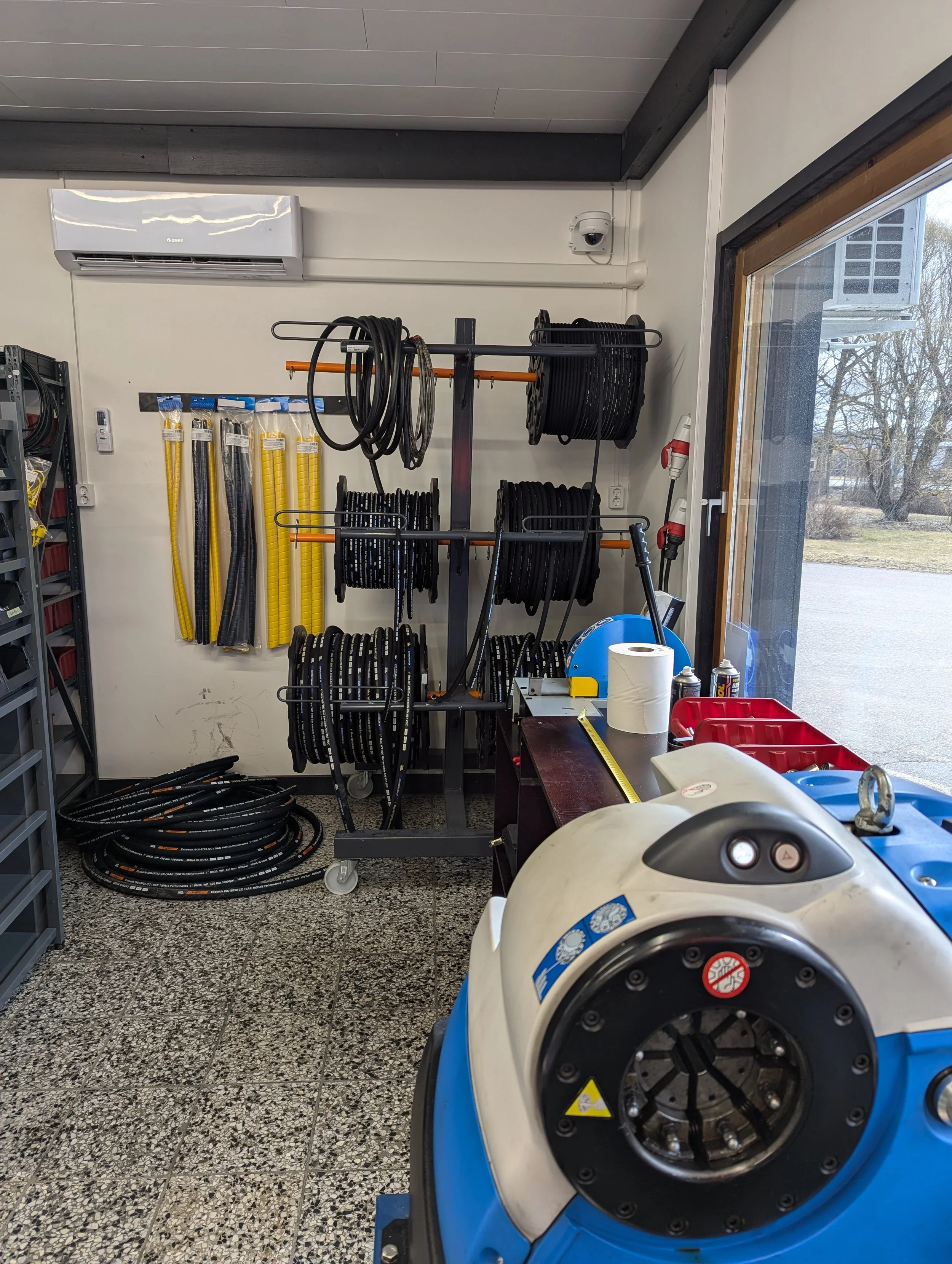 Hydrauliletkuja ja hydrauliletkupuristin