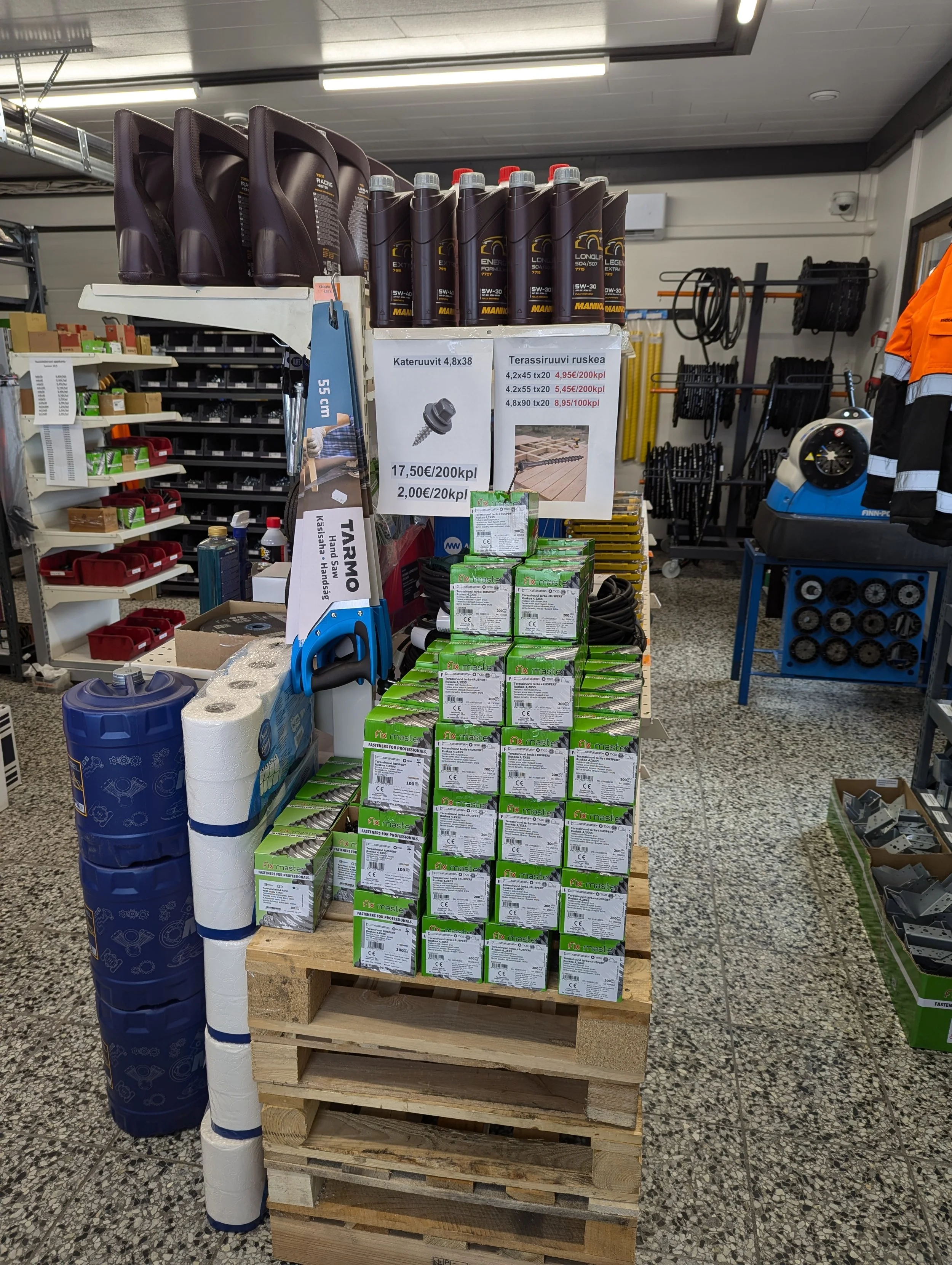 Ruuveja, saha, vessapaperia, öljyä