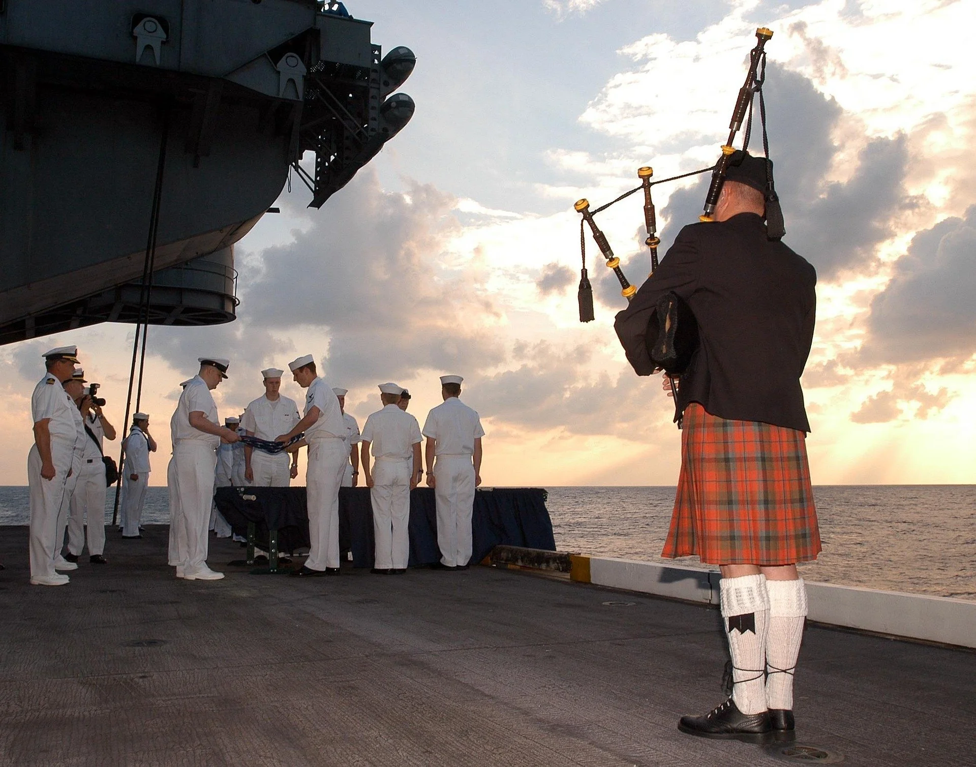 12019-uss-enterprise-80653_1920.jpg