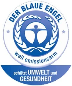 Logo des Vereins 'Der Blaue Engel', mit blauer Umrandung, eine weiße Ente in der Mitte, umgeben von Lorbeerblättern, und Text, der Umwelt- und Gesundheitsschutz betont.