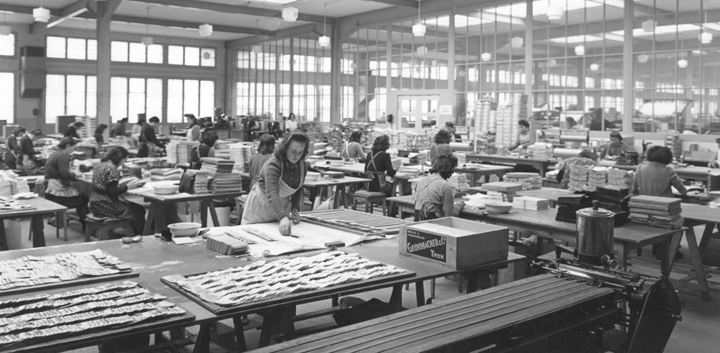Mitarbeiterinnen in einer Textilfabrik, die Stoffe und Textilien bearbeiten.