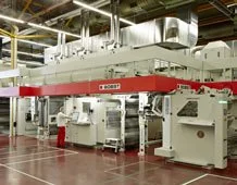 Industrielle Maschinen in einer Fabrikhalle