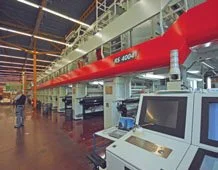Innenansicht einer Fabrik oder eines Produktionswerks mit Maschinen und Produktionslinien